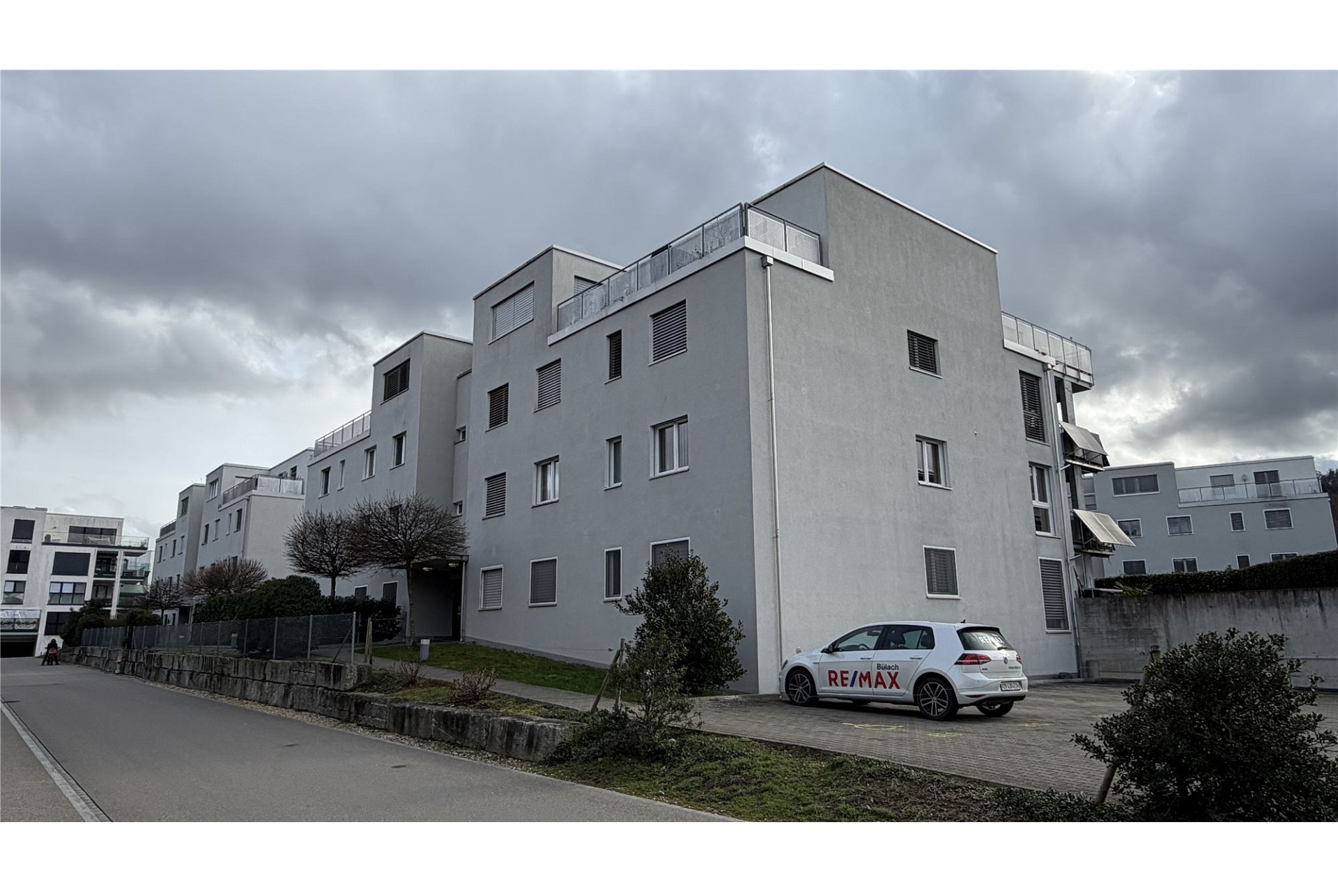 Mehrfamilienhaus mit moderner grauer Fassade