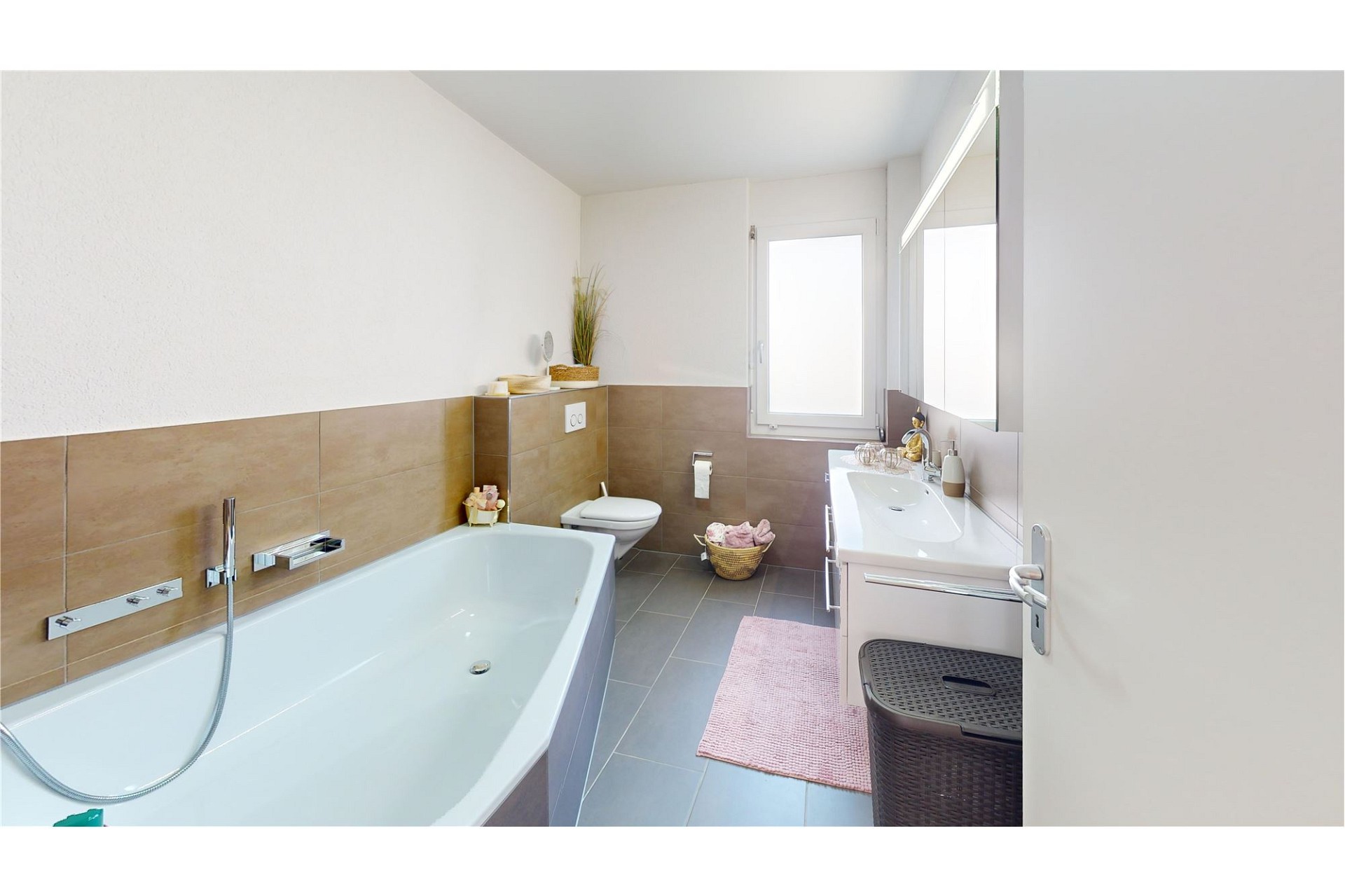 Modernes Badezimmer mit Badewanne und Doppelwaschtisch