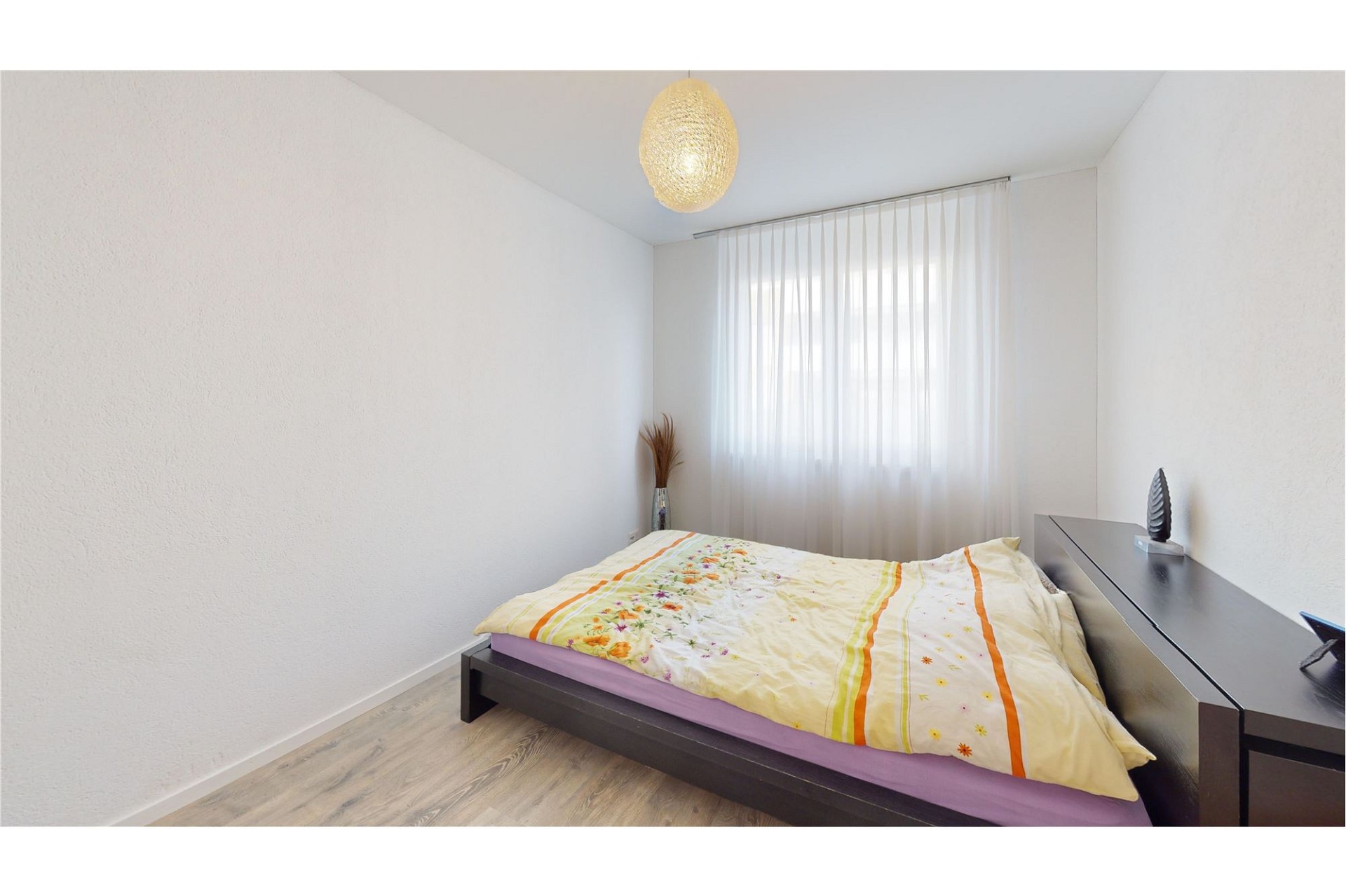 Minimalistisches Schlafzimmer mit Tageslicht