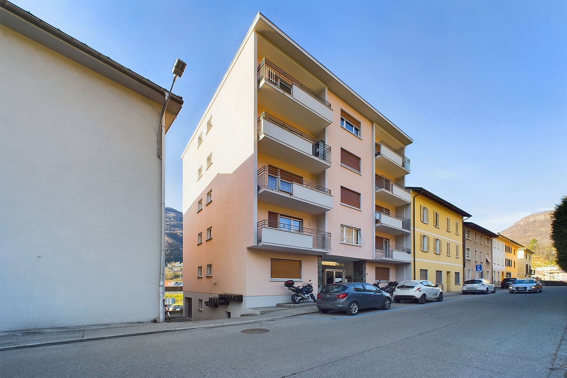 Mehrfamilienhaus in einer ruhigen Straße