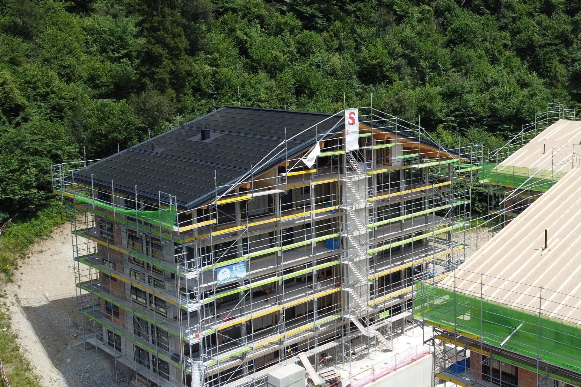 Mehrfamilienhaus im Bau mit Gerüst