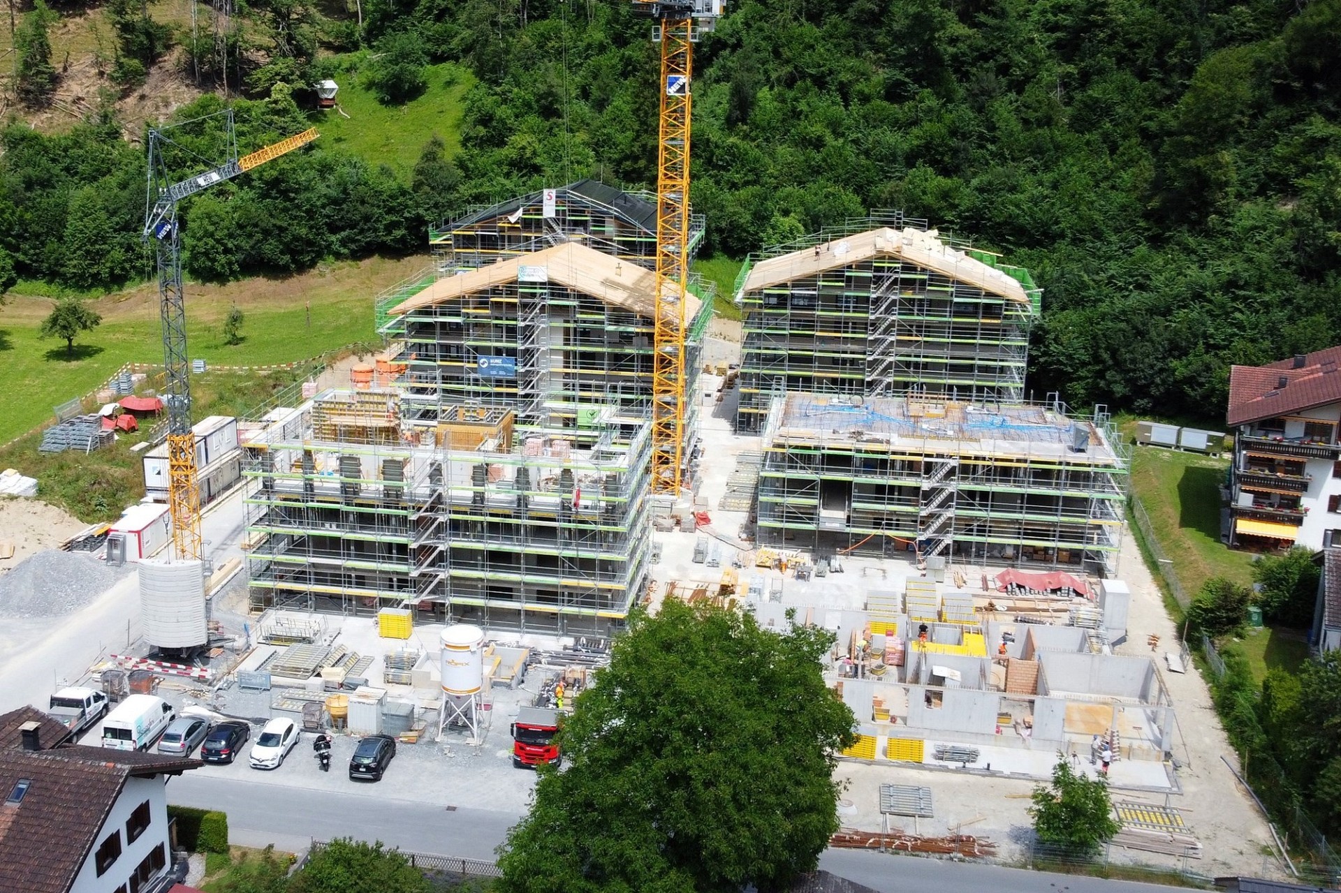 Luftaufnahme einer Baustelle mit mehreren Wohngebäuden