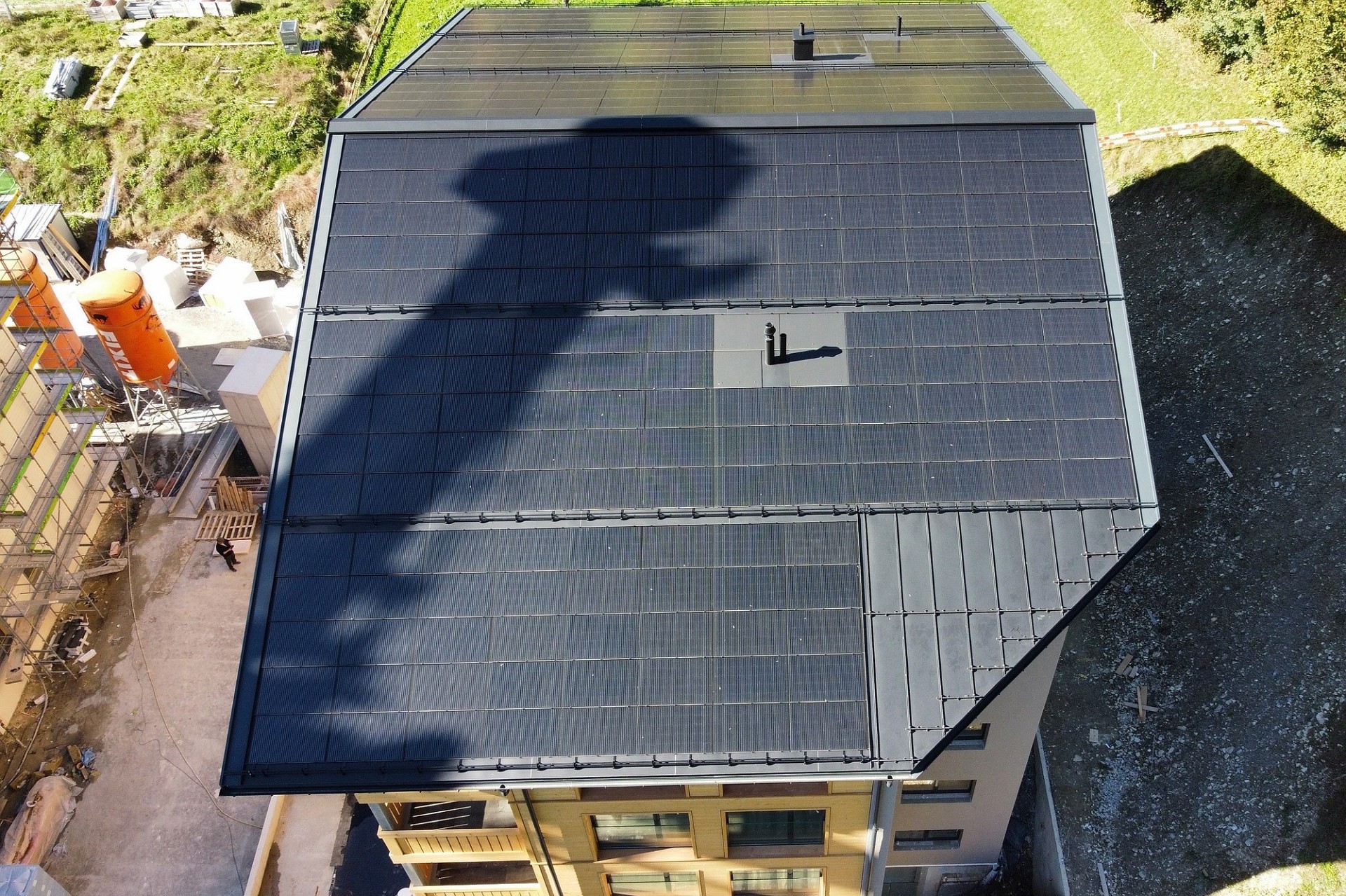 Dachansicht eines Neubaus mit Solar-/PV-Modulen
