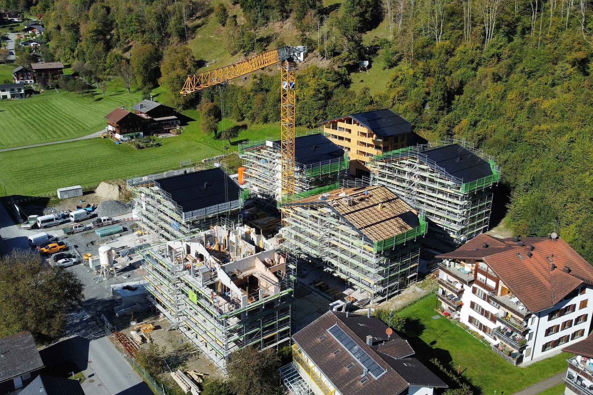 Luftaufnahme einer Baustelle in alpiner Umgebung