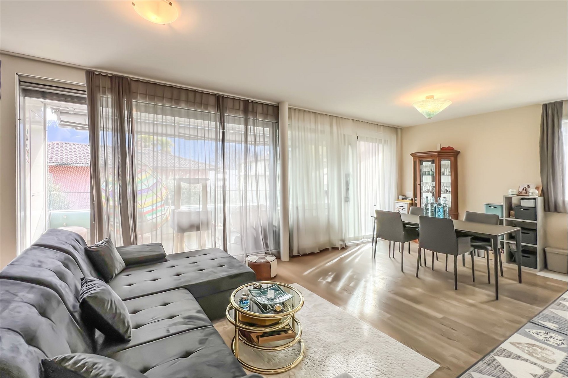 Helles Wohn- und Esszimmer mit Zugang zum Balkon
