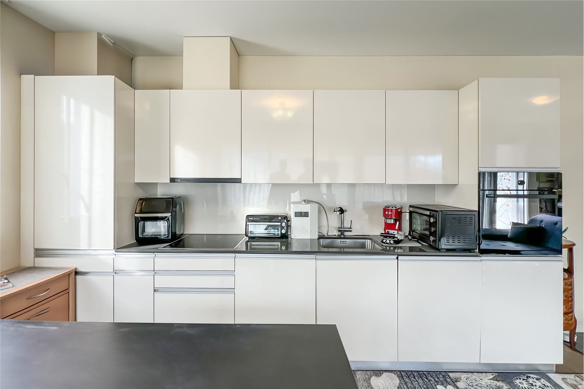 Moderne Küche mit glänzenden weißen Fronten