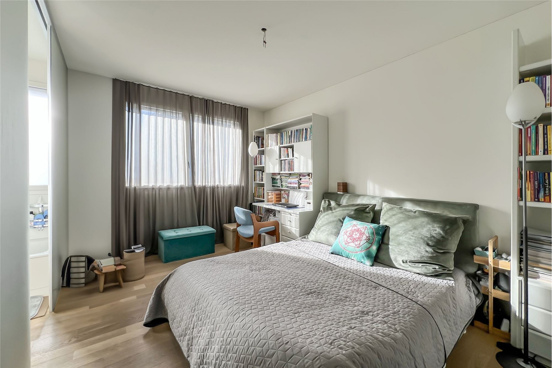 Helles Schlafzimmer mit Arbeitsbereich