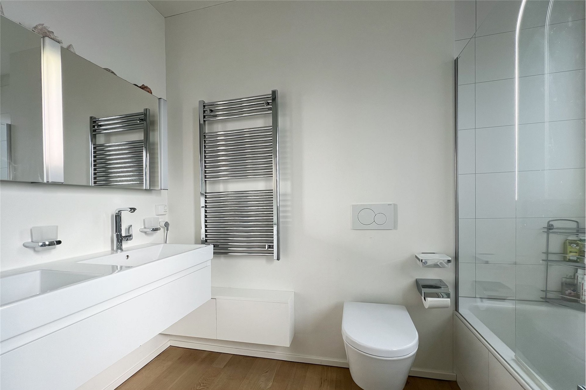 Modernes Badezimmer mit Dusche und Doppelwaschtisch