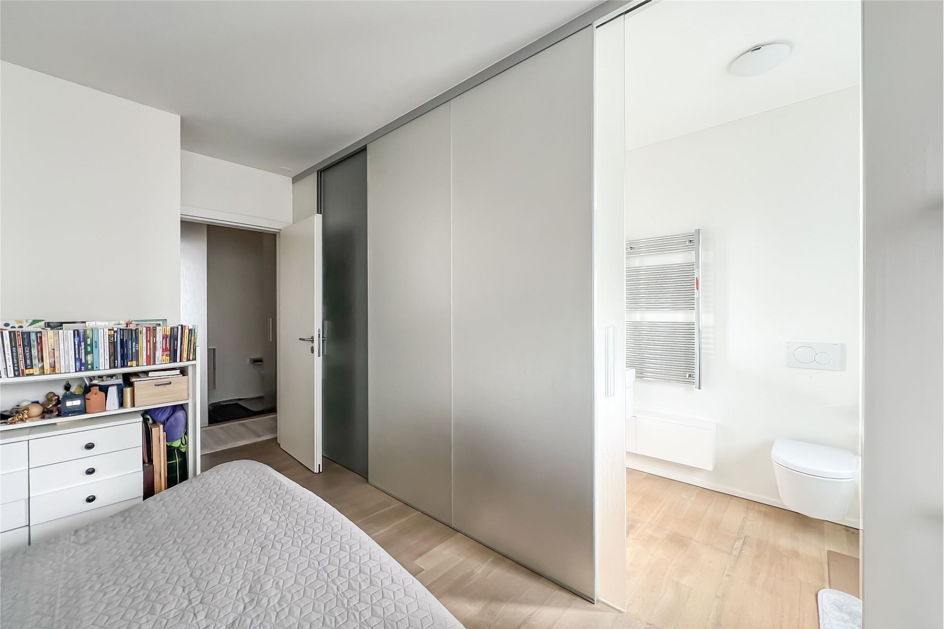 Helles Schlafzimmer mit angrenzendem Bad