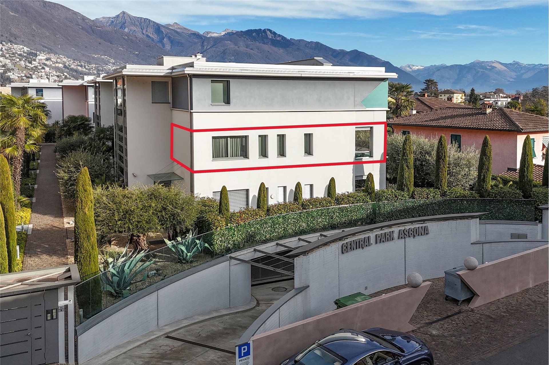 Moderne Wohnanlage mit Bergblick
