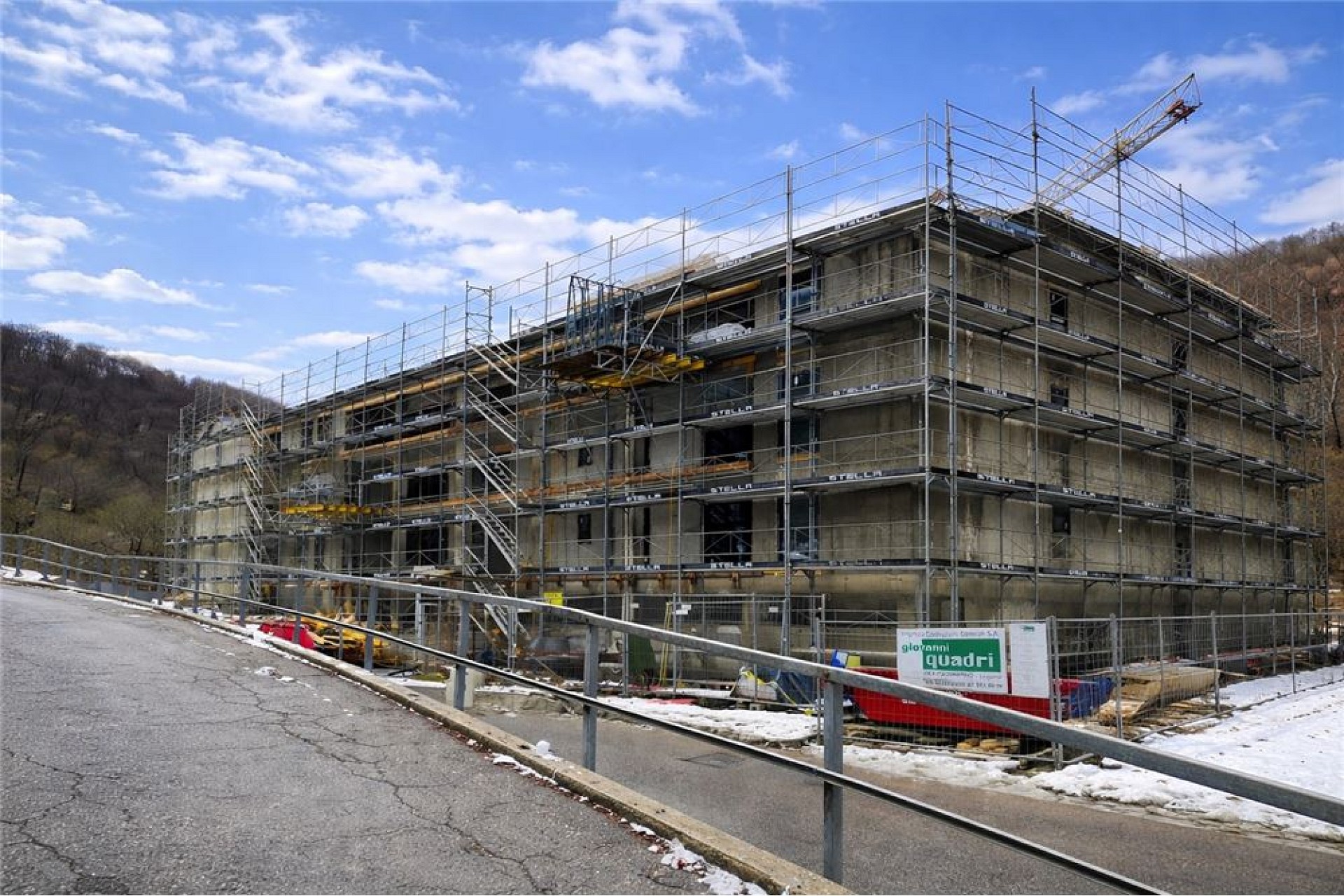 Gebäude im Bau mit Gerüst