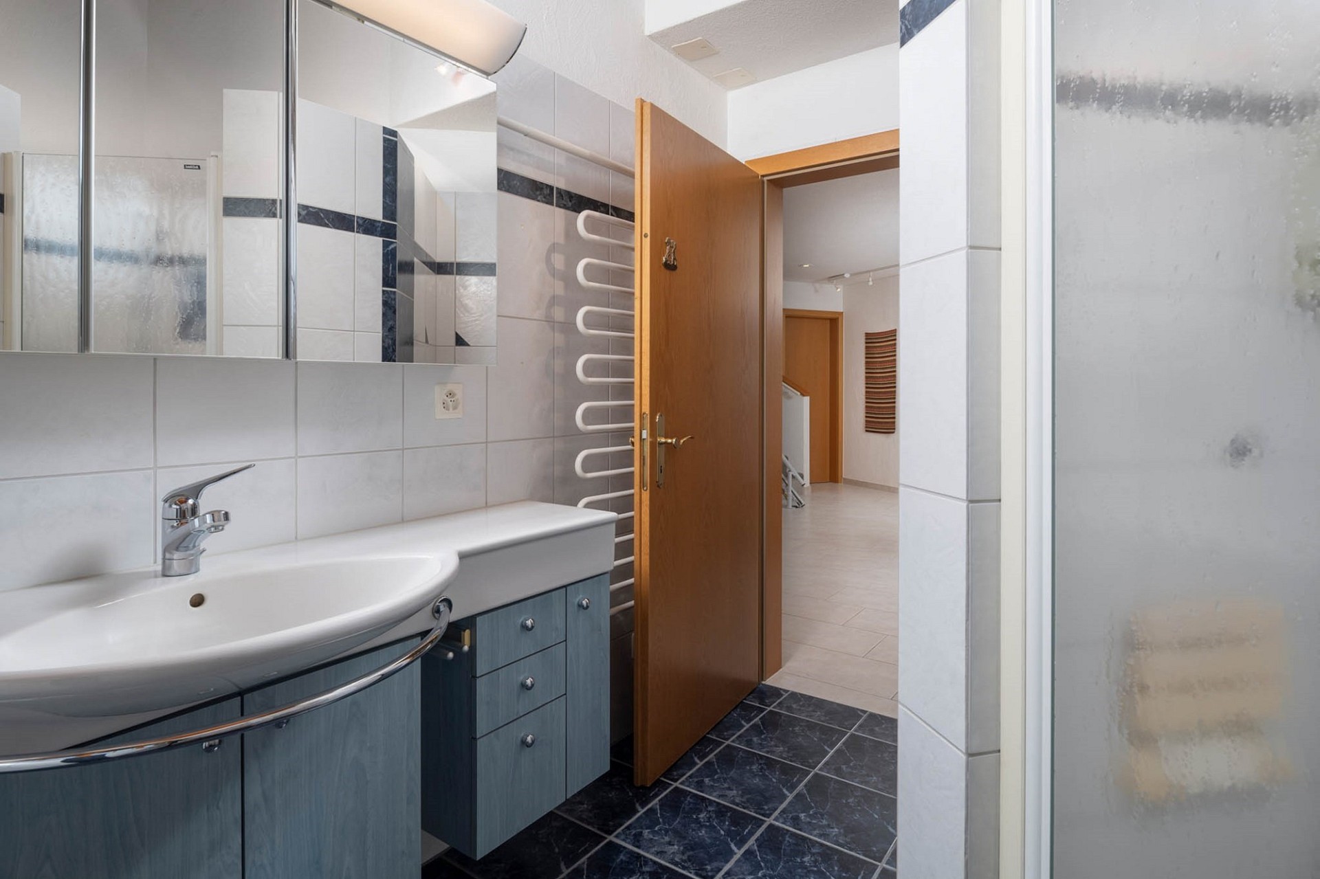 Modernes Badezimmer mit angrenzendem Flur