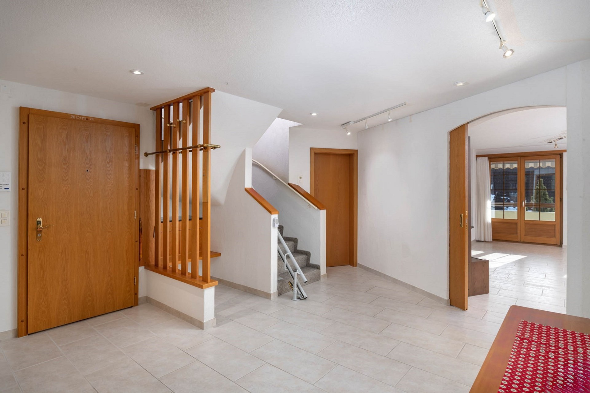 Heller Eingangsbereich mit Treppe