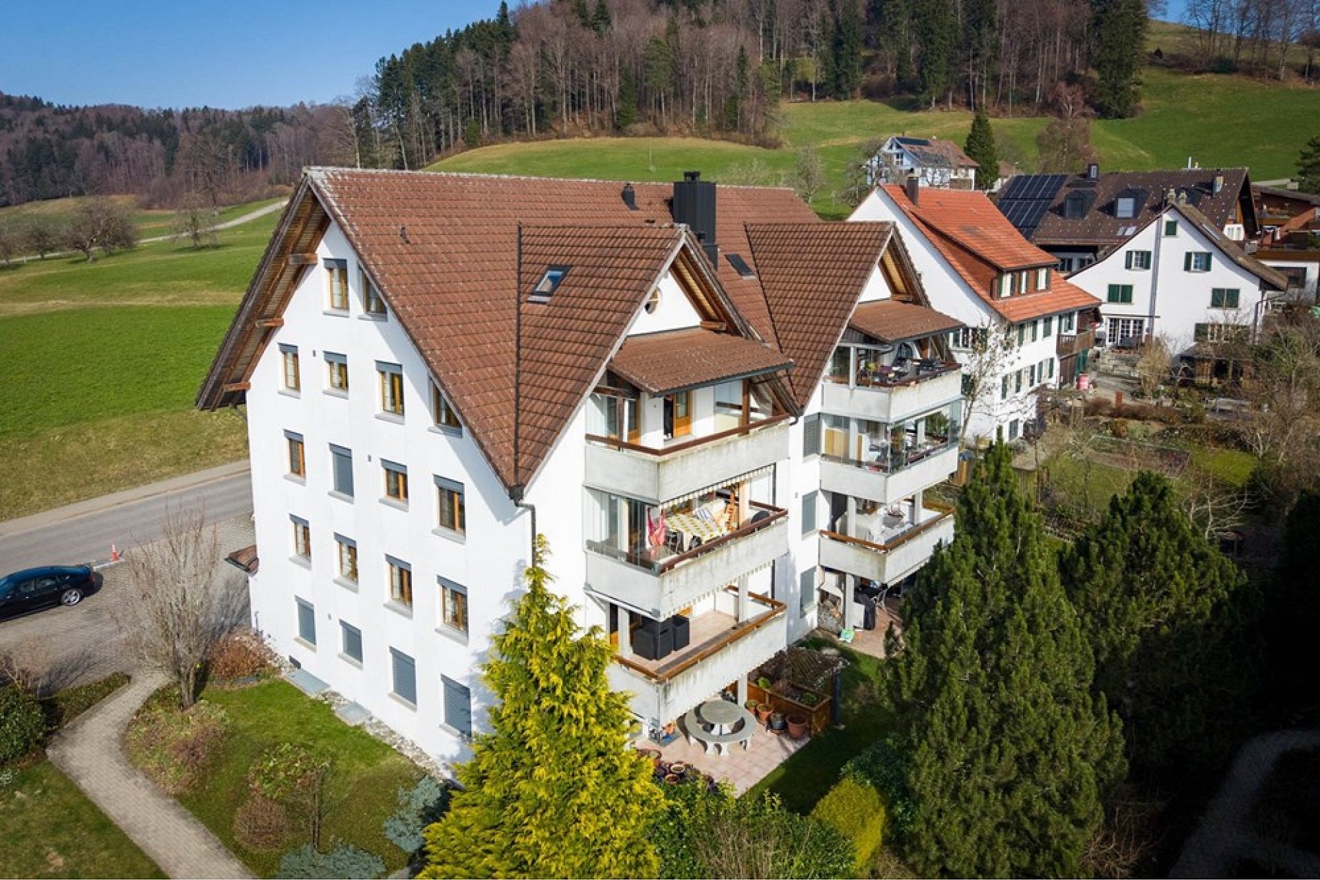 Luftaufnahme eines Mehrfamilienhauses im Grünen