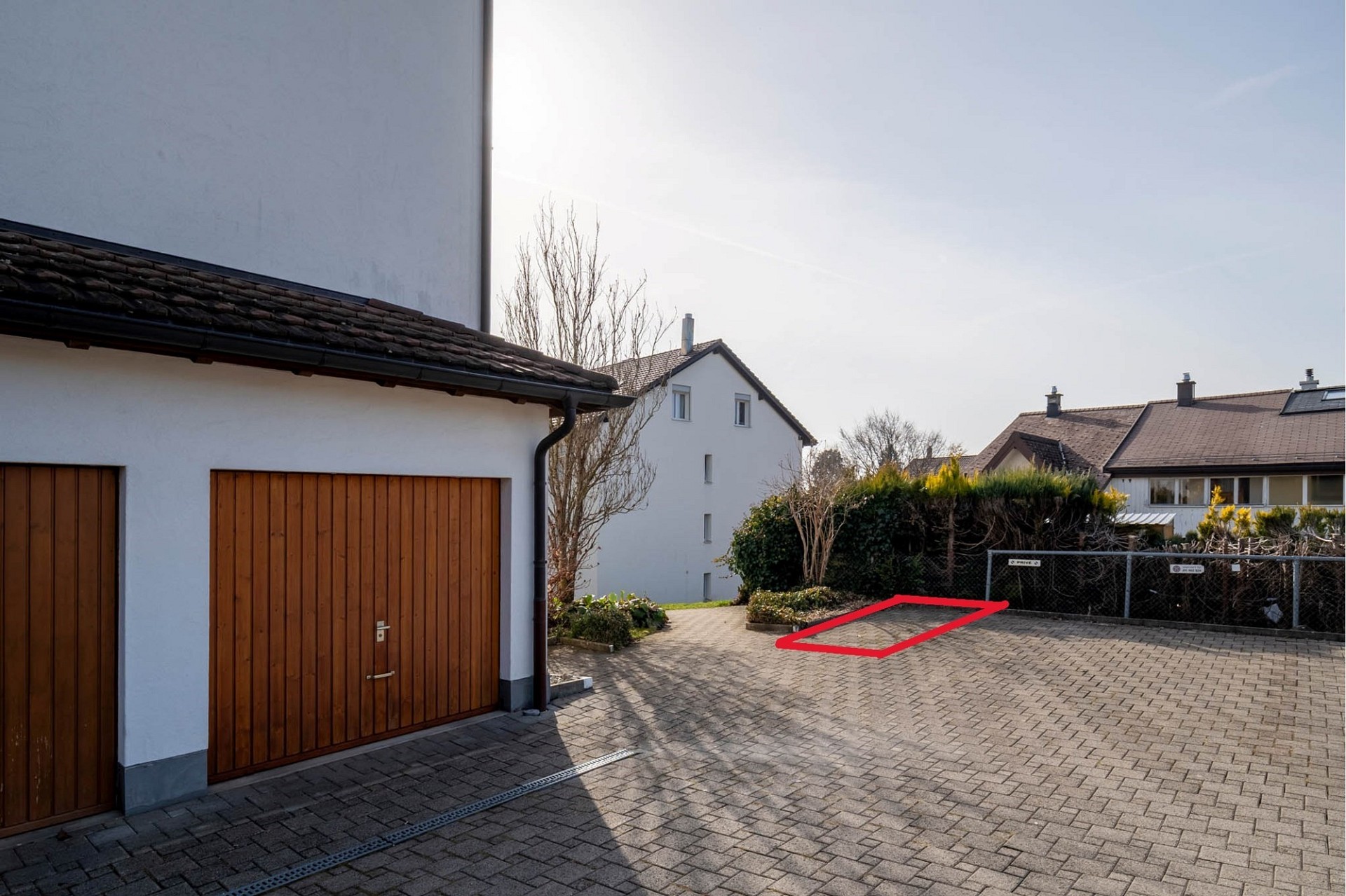 Außenbereich mit Garagen und Hof