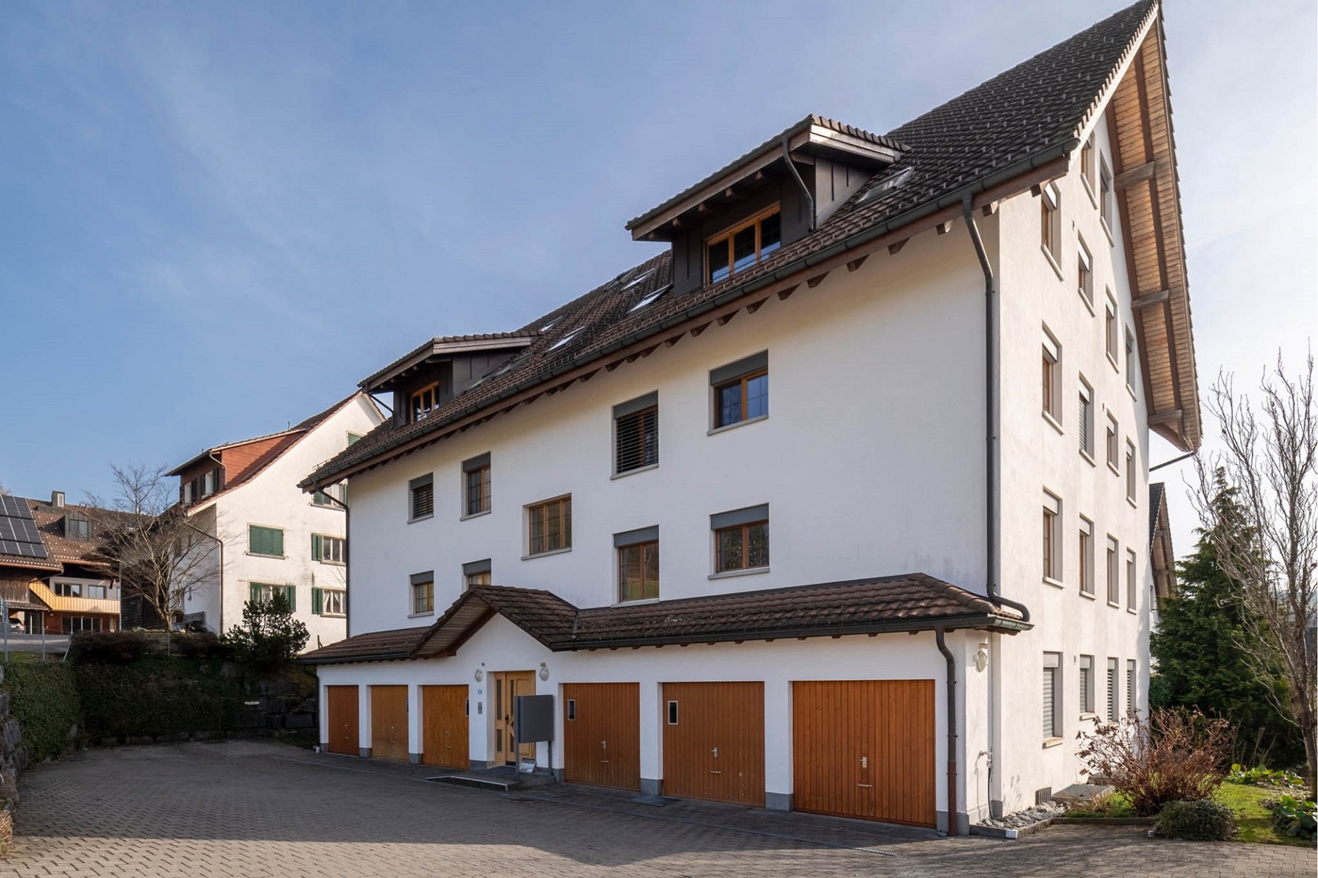 Außenansicht eines Mehrfamilienhauses mit Satteldach