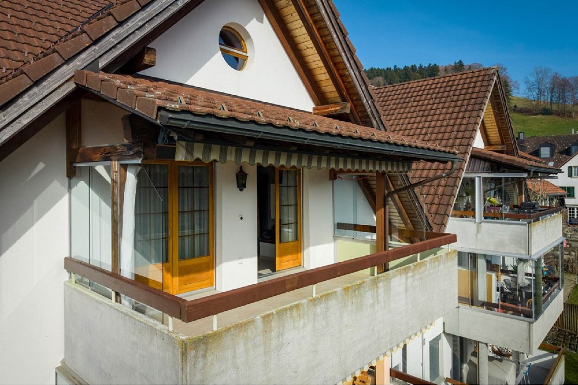 Außenansicht eines Hauses mit Balkonen
