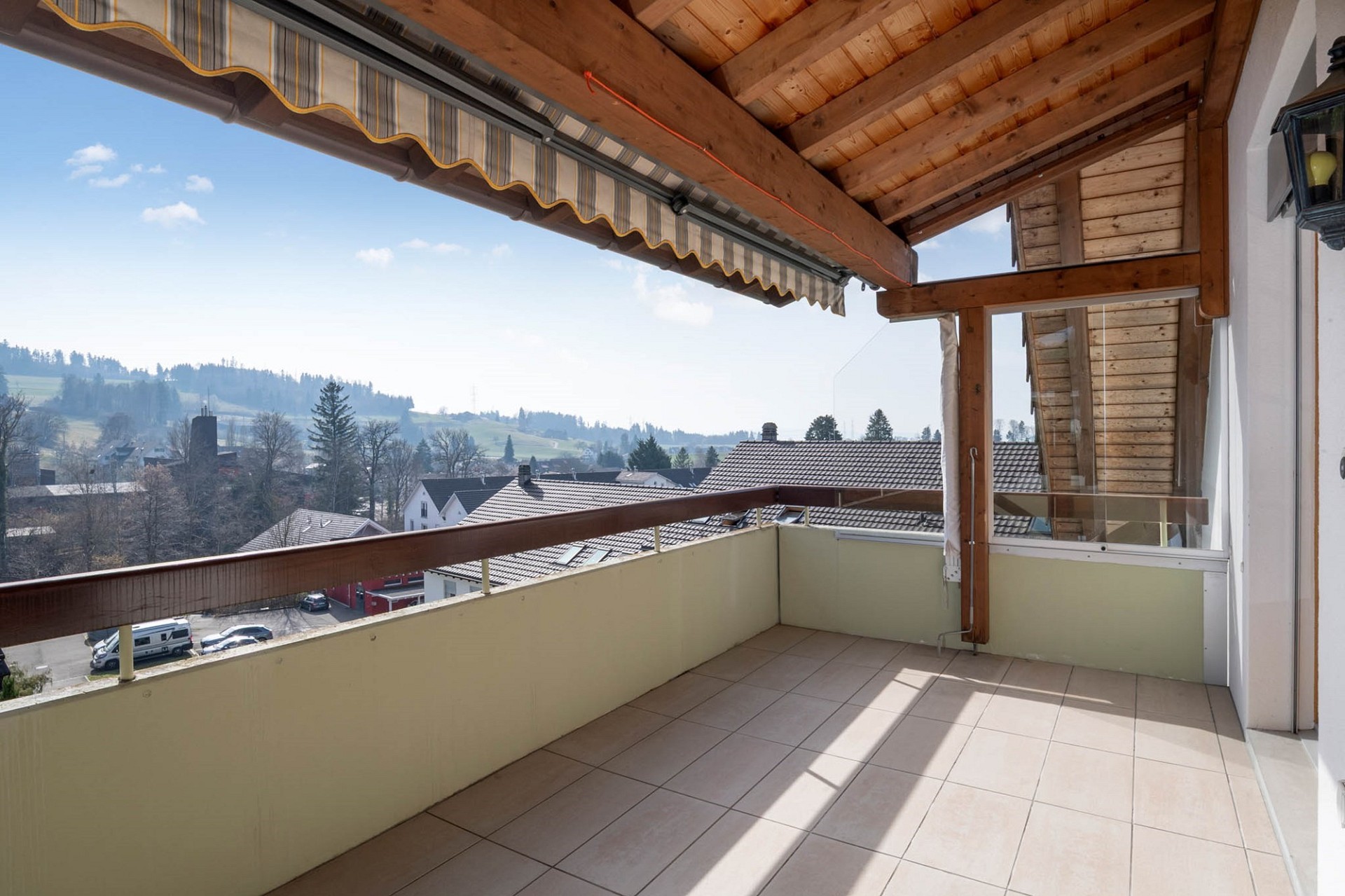 Überdachter Balkon mit Fernblick