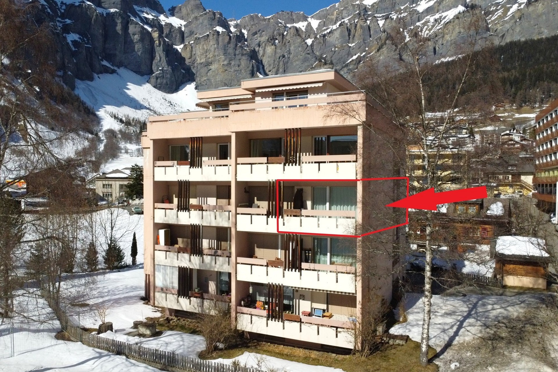 Mehrfamilienhaus in alpiner Schneelandschaft