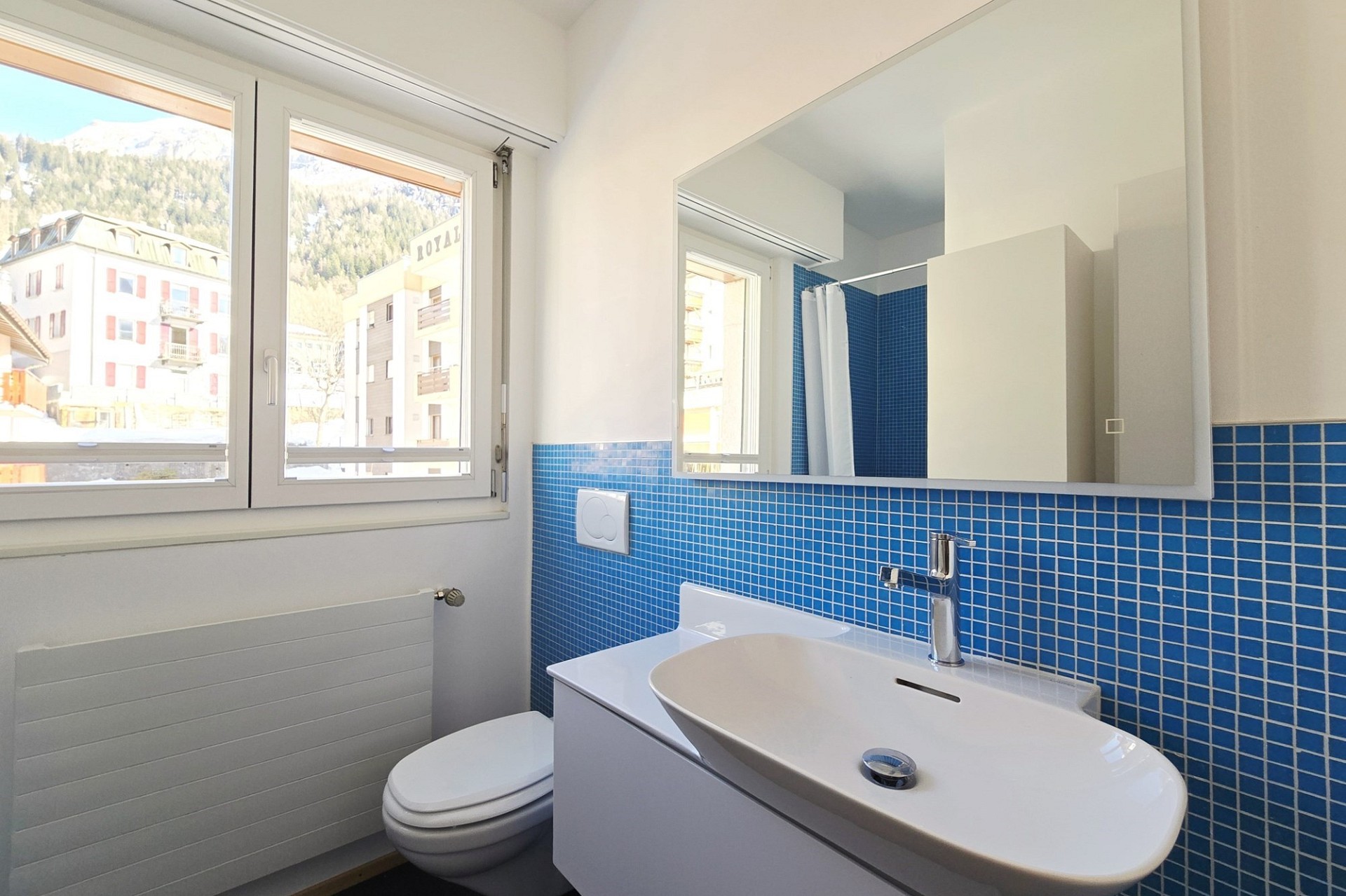Modernes Bad mit blauem Mosaik und Waschbecken