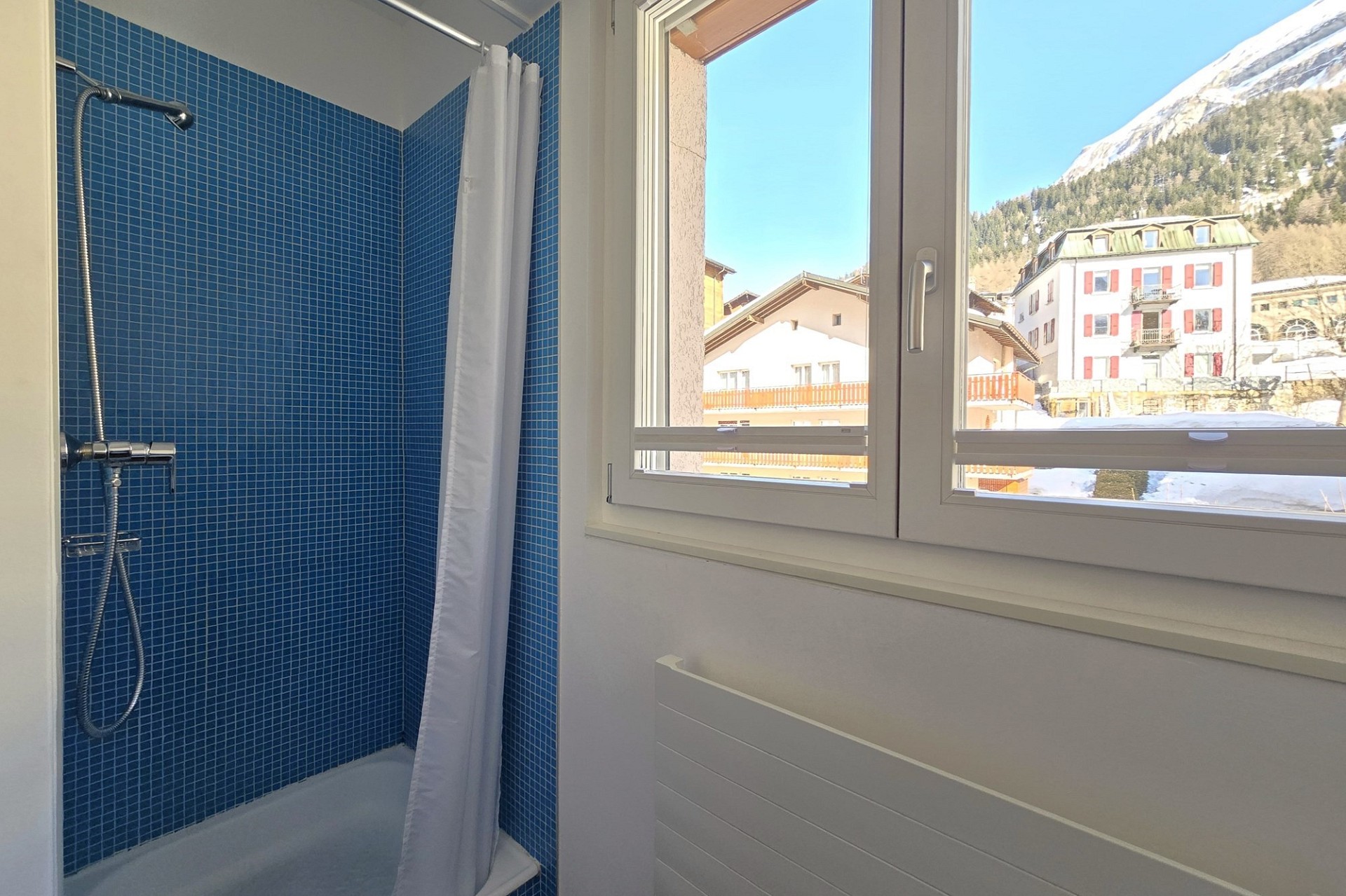Badezimmer mit Dusche und Bergblick