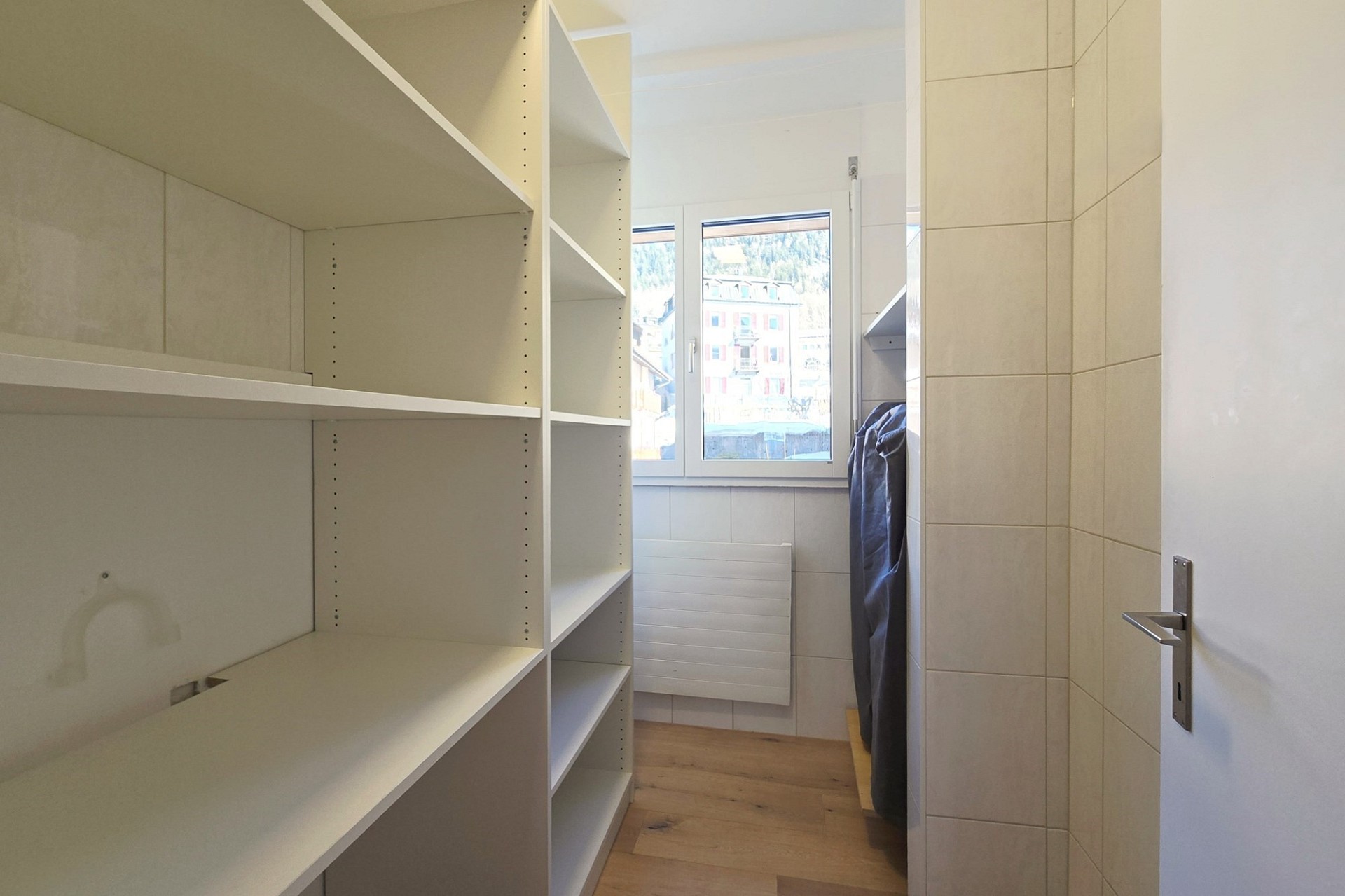 Begehbarer Kleiderschrank mit Fenster