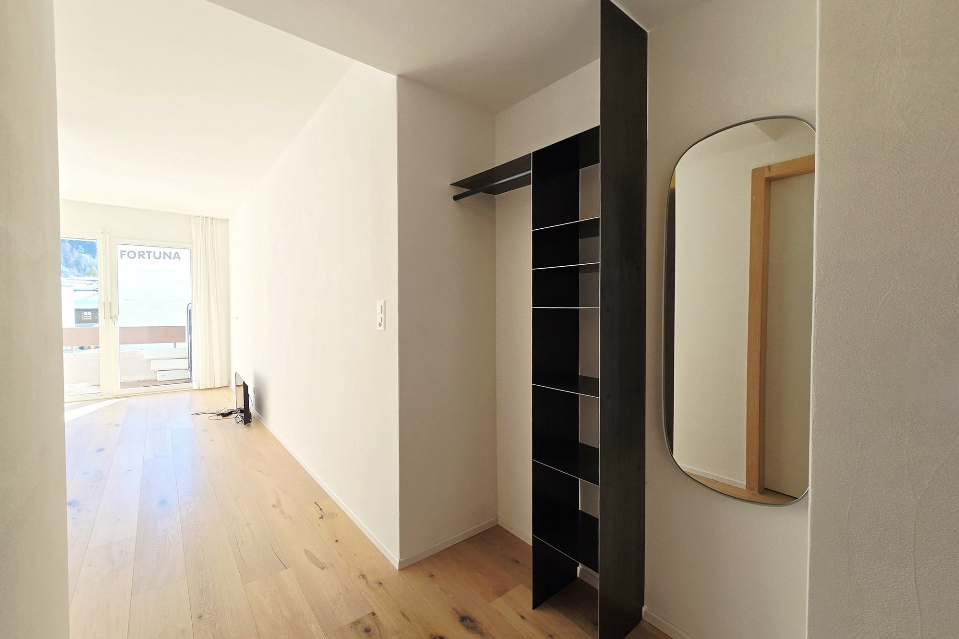 Heller, minimalistischer Raum mit Balkonzugang