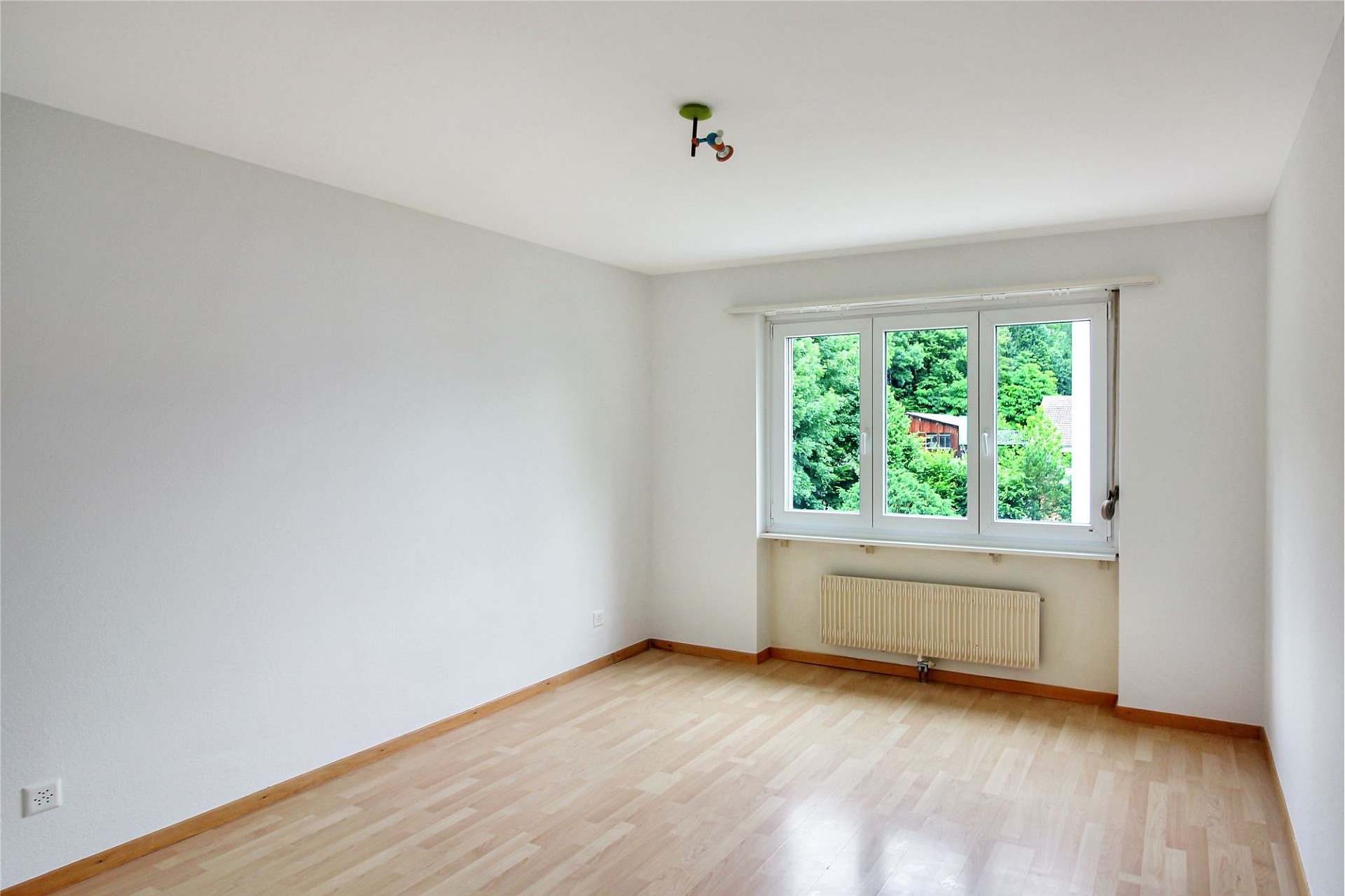 Leerer, heller Raum mit Fenster