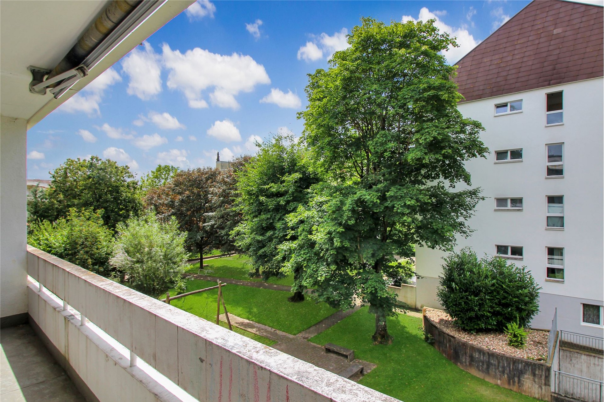 Balkonblick auf Innenhof und Wohngebäude