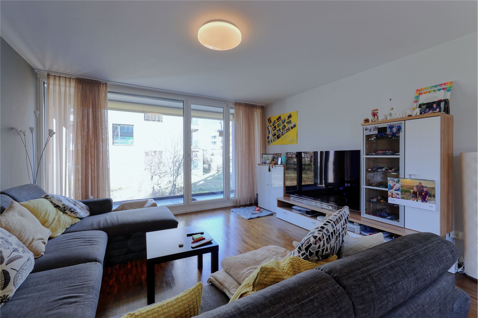 Helles Wohnzimmer mit großem Fensterfront
