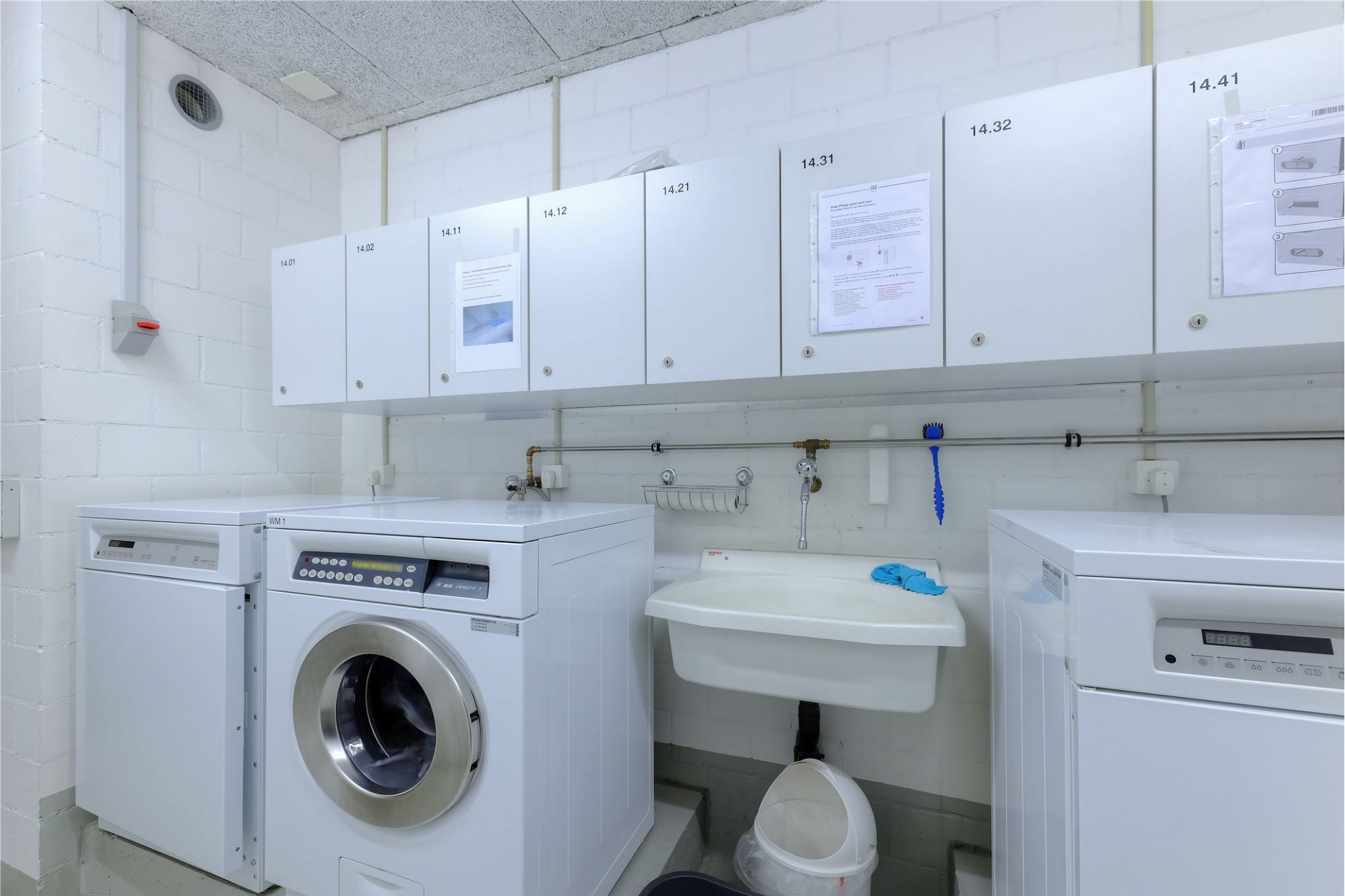 Waschkeller mit Maschinen und Waschbecken