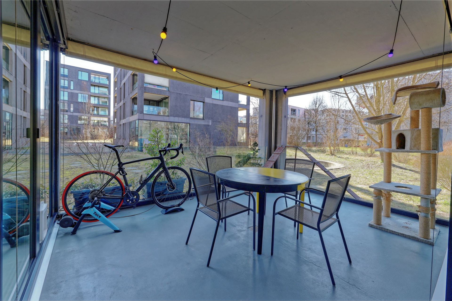 Überdachter Balkon mit Blick in den Innenhof