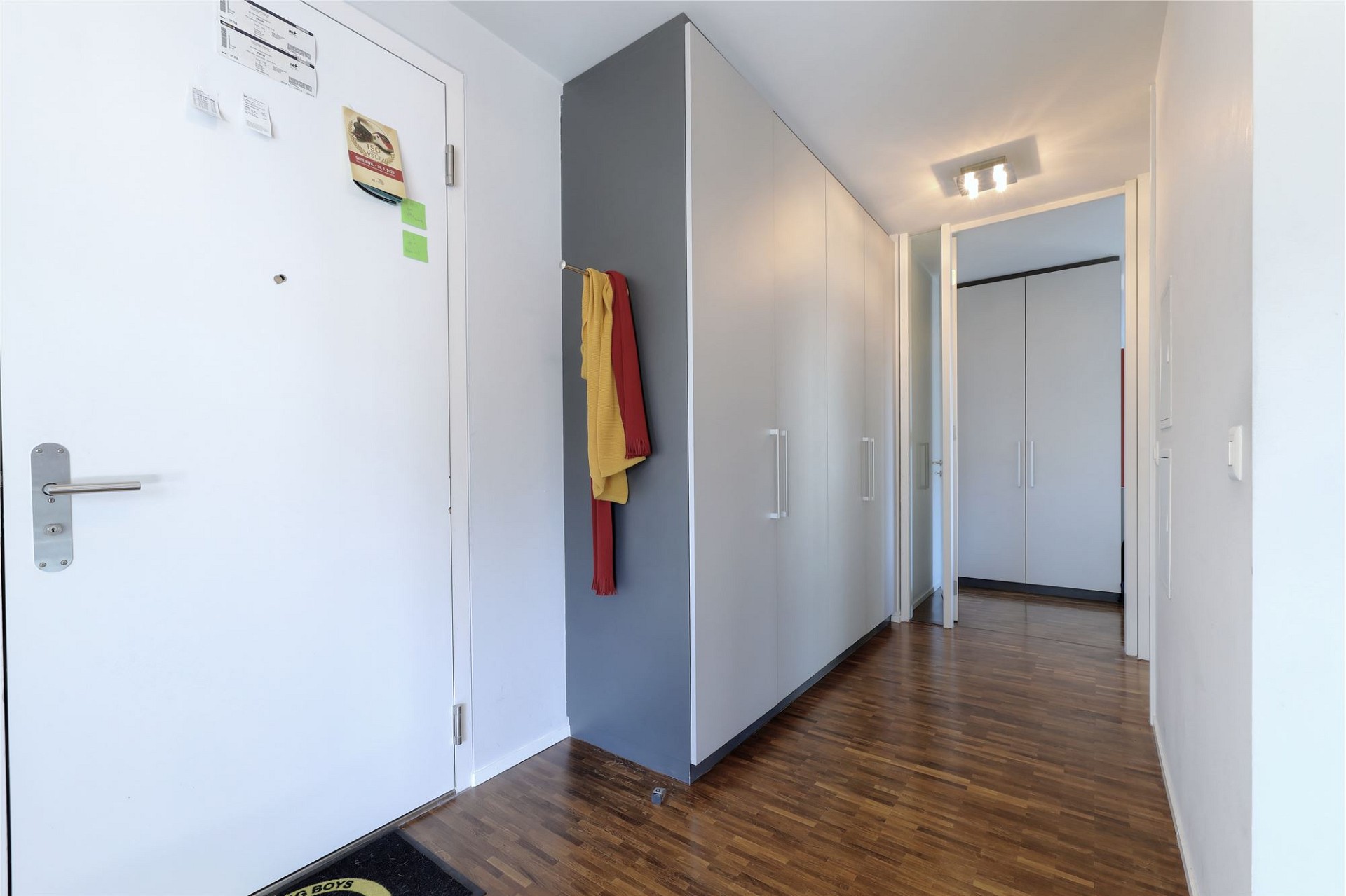 Heller Eingangsflur mit Einbauschrank