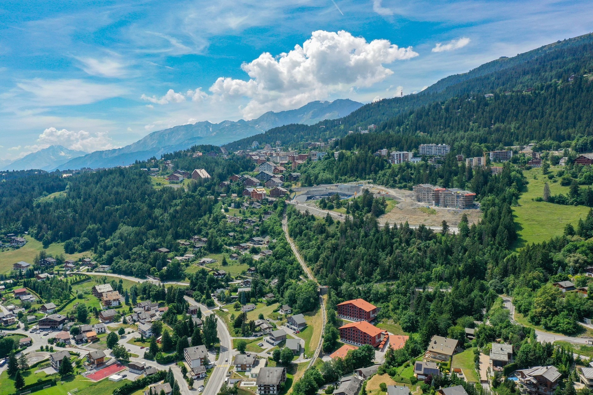 Alpenort aus der Luft