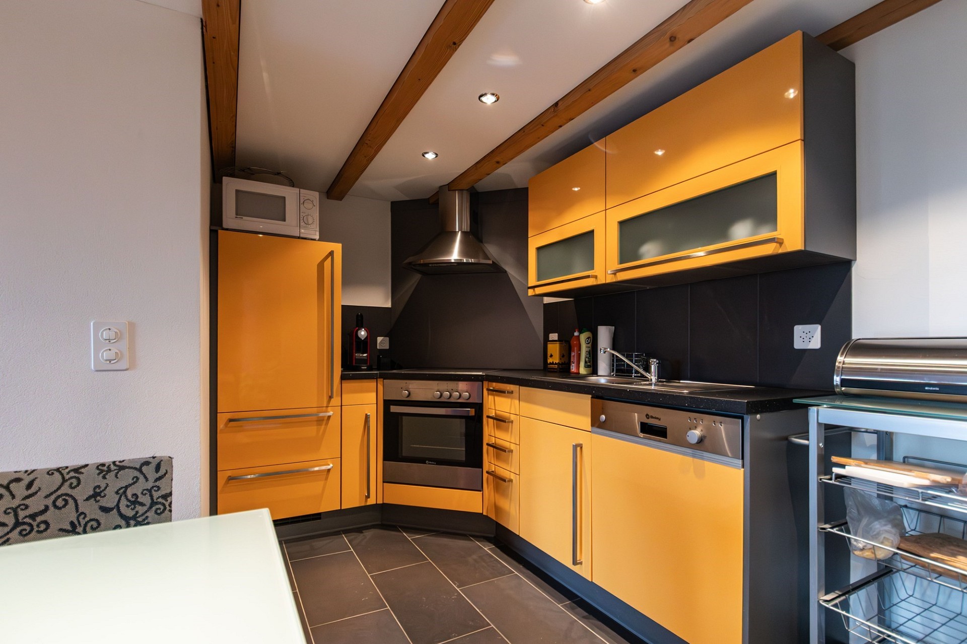 Moderne Küche mit gelb-orangen Fronten