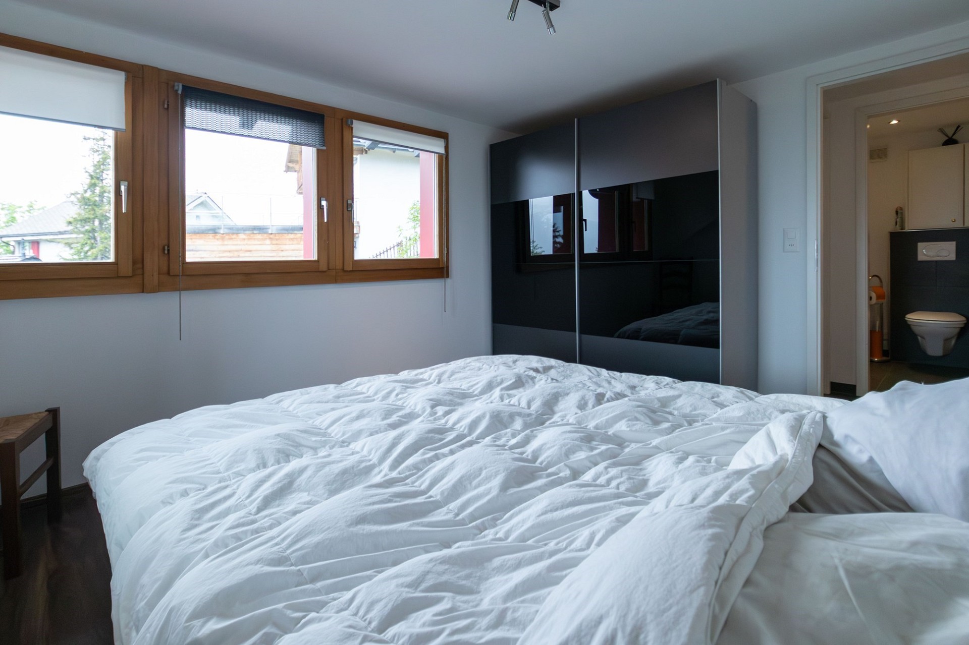 Schlafzimmer mit Blick ins angrenzende Bad