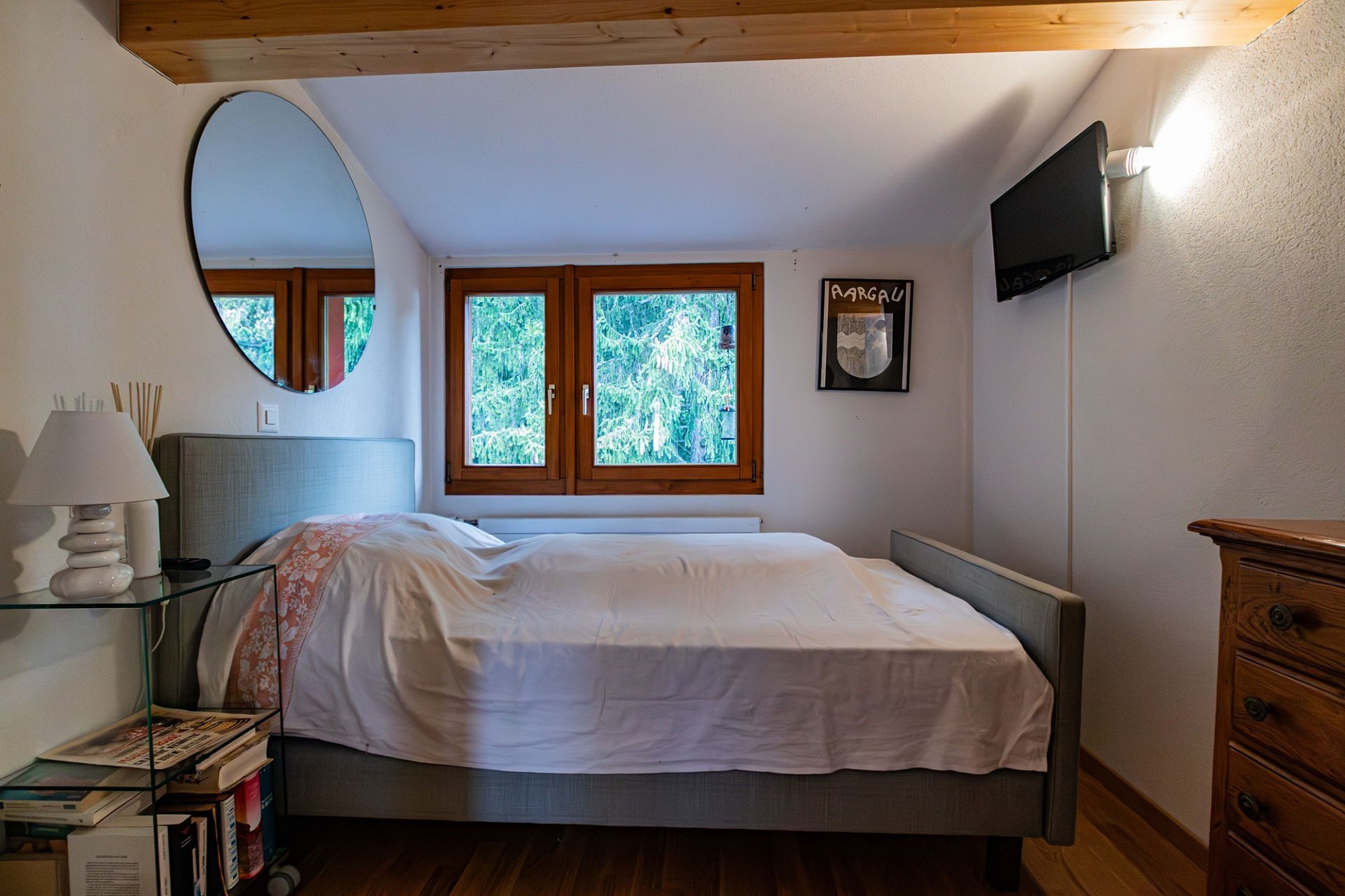 Gemütliches Schlafzimmer mit Blick ins Grüne