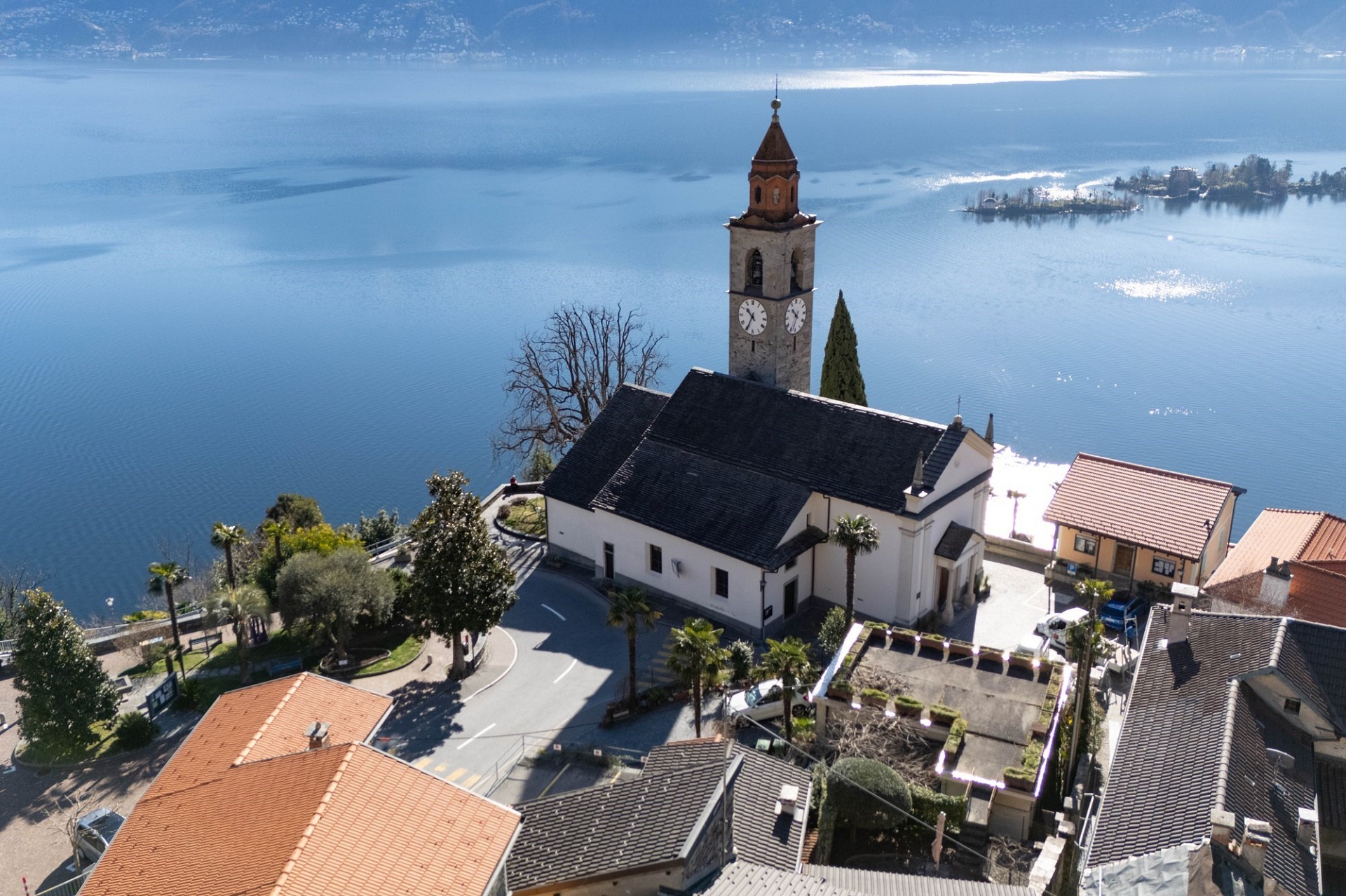 Luftaufnahme einer Kirche am Seeufer