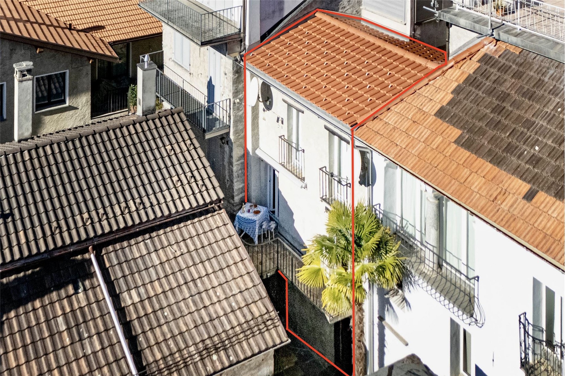 Innenhof mit mediterranen Ziegeldächern