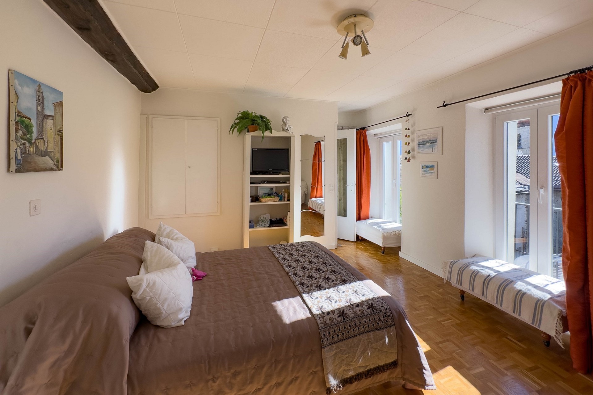 Helles Schlafzimmer mit Dachbalken
