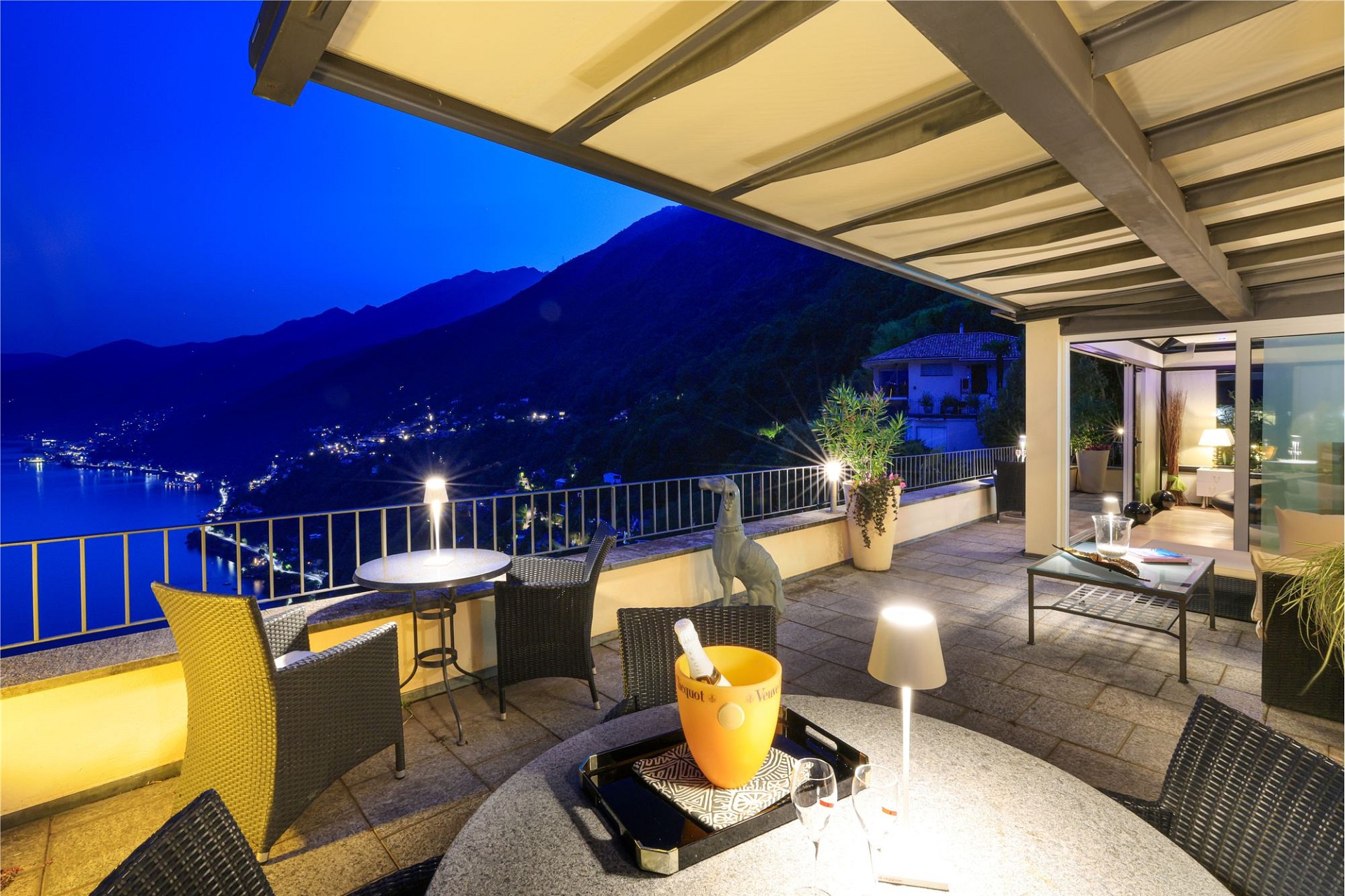 Nächtliche Terrasse mit Seeblick