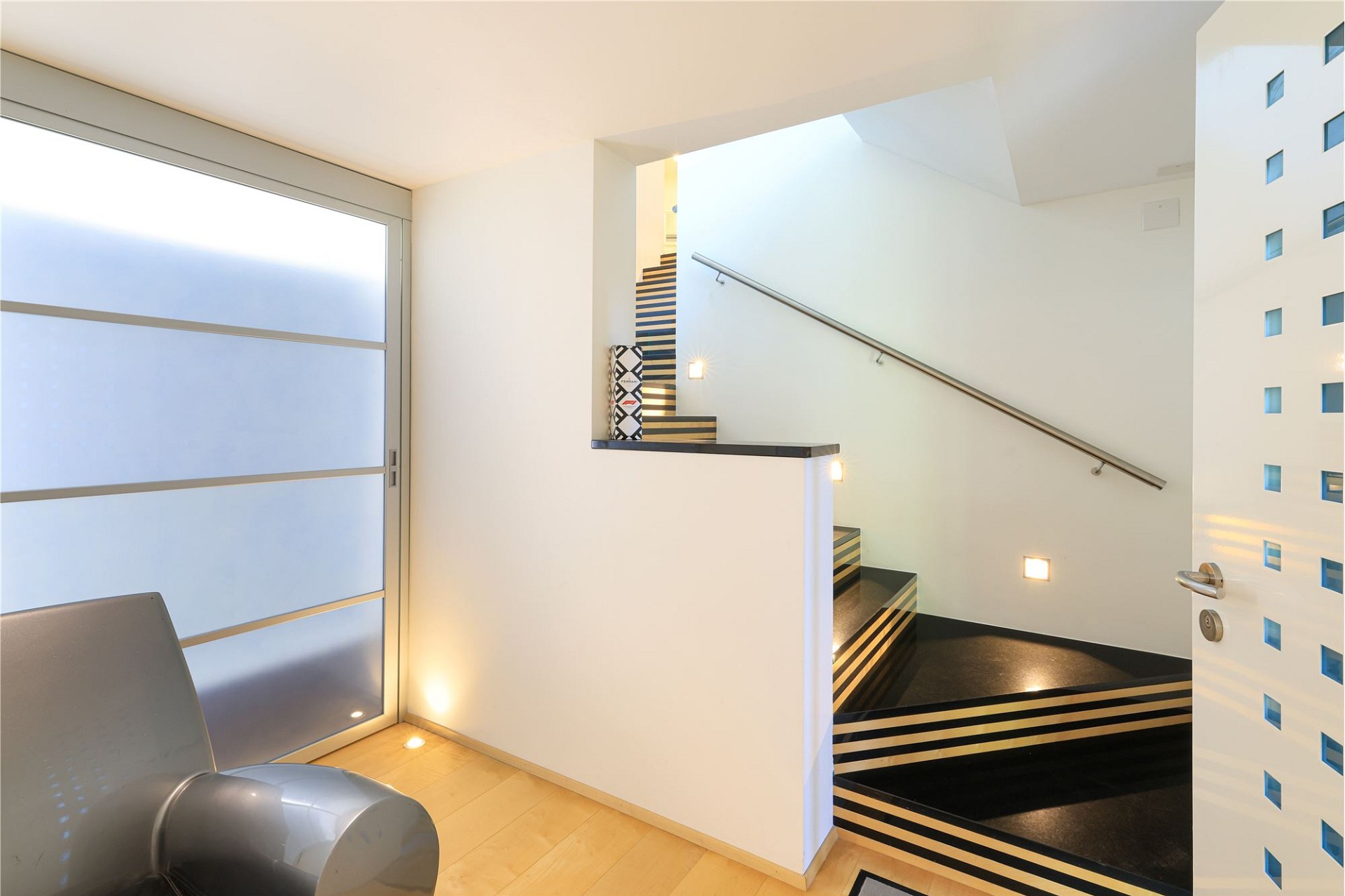 Moderner Treppenbereich mit Glasfront