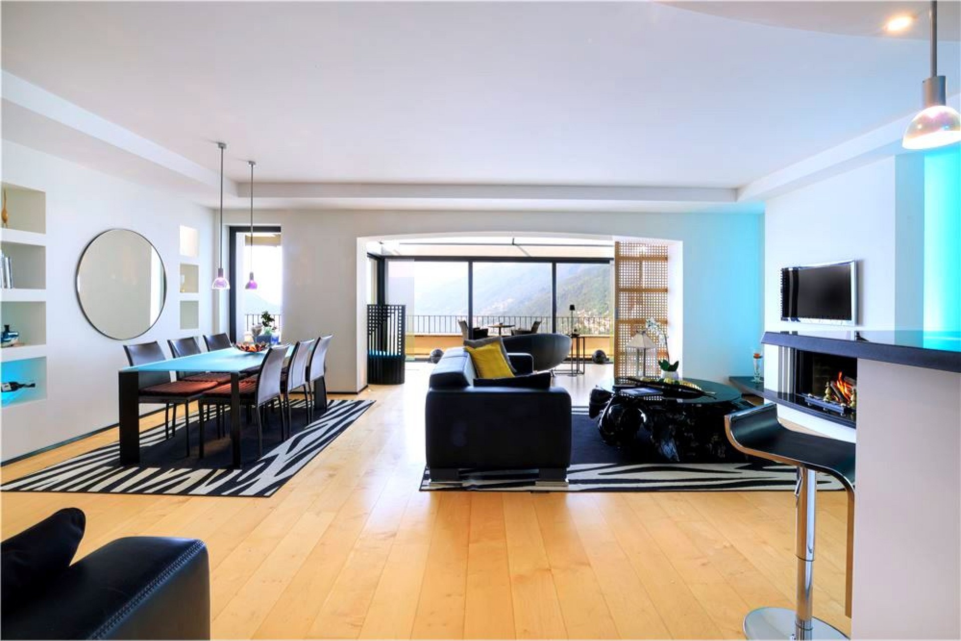 Modernes Wohn-Esszimmer mit Kamin und Panoramablick