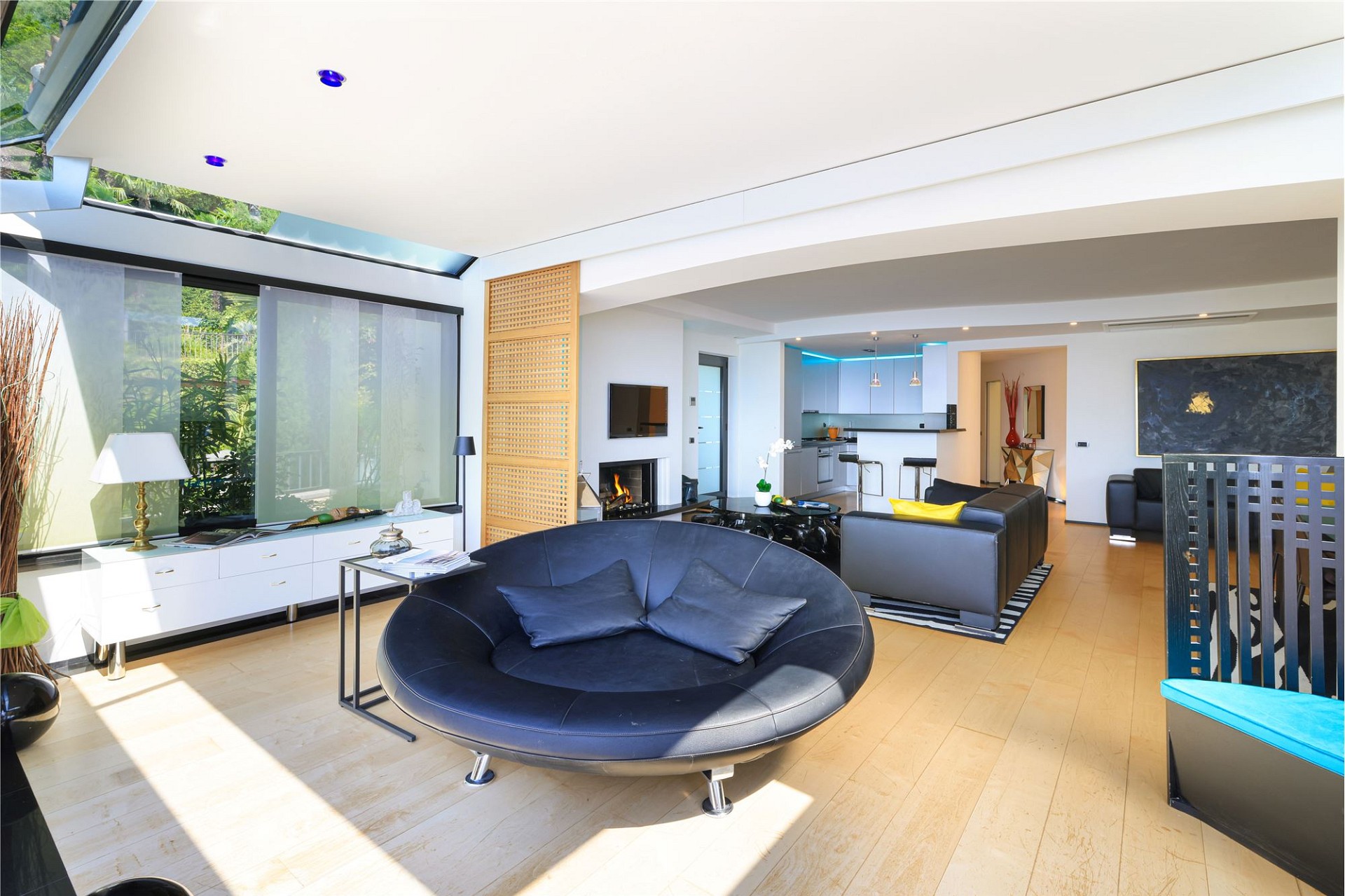 Modernes, offenes Wohn-Esszimmer mit Kamin und Küche