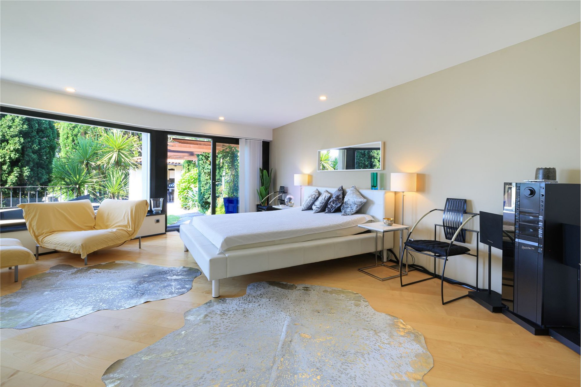 Helles Schlafzimmer mit Gartenblick