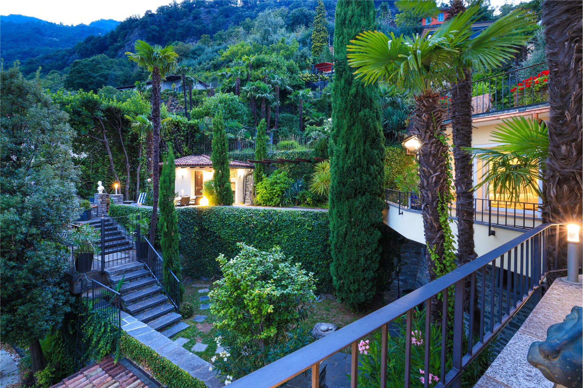 Mediterraner Garten mit Terrasse und Hanglage