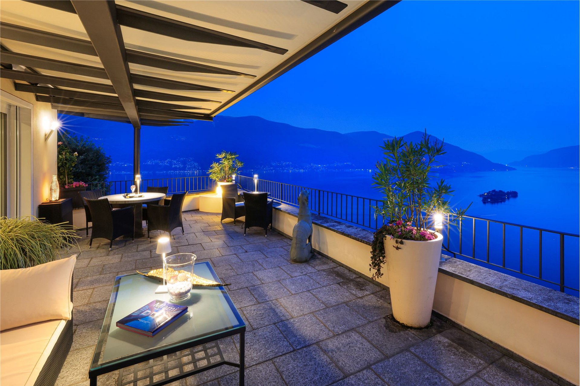 Große Terrasse mit Seeblick bei Abendstimmung