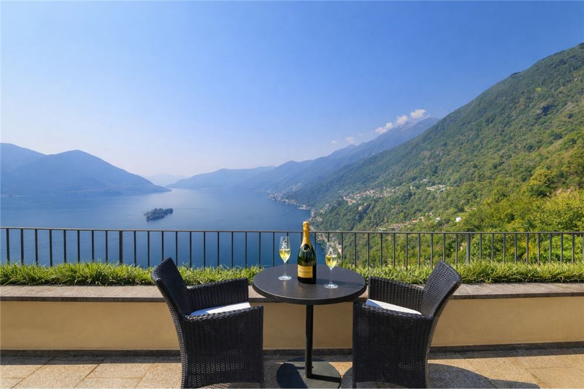 Seeblick-Terrasse mit Sitzgruppe