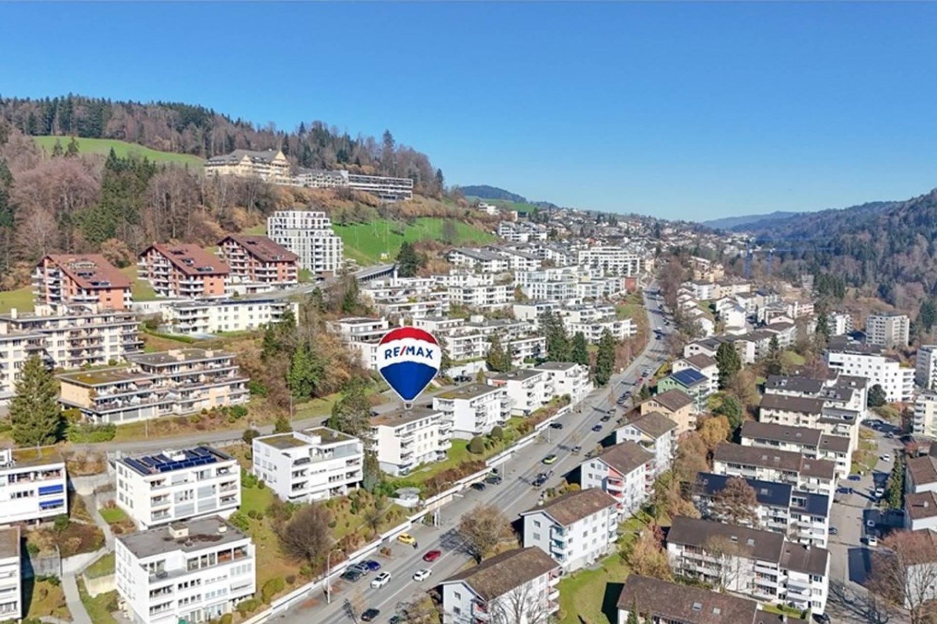 Luftaufnahme einer Wohnsiedlung am Hang
