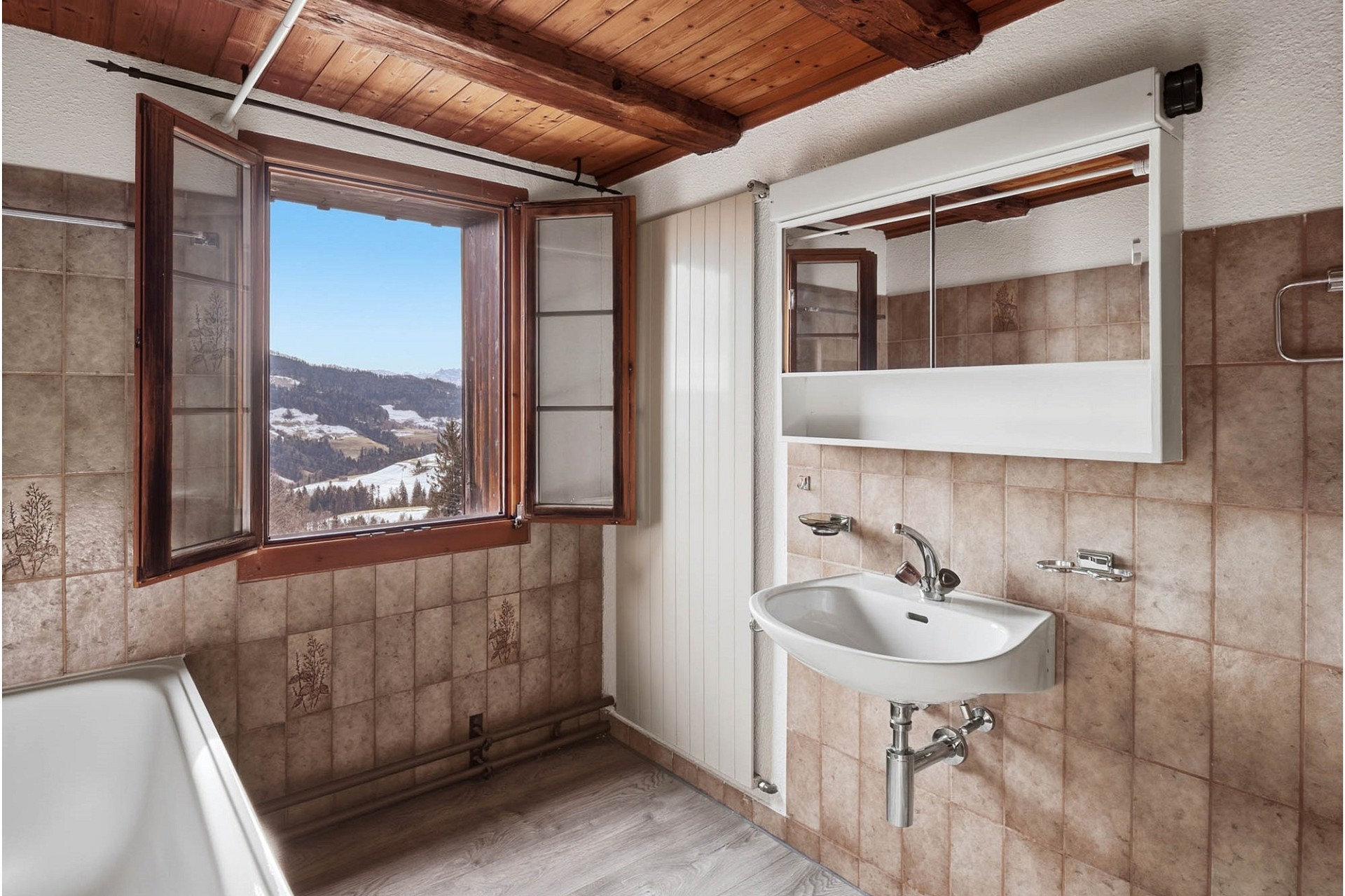 Badezimmer mit Alpenblick